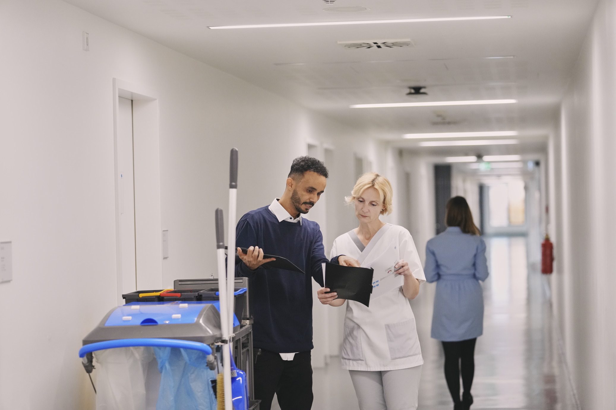  Reinigungskraft wird durch den Abteilungsleiter eingewiesen