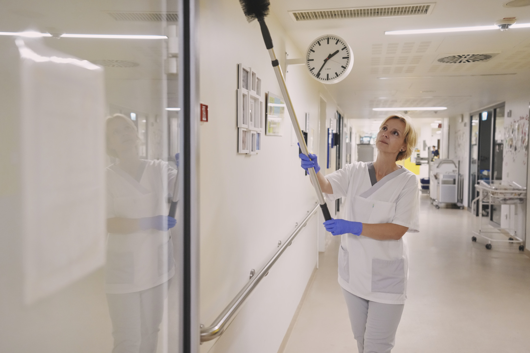 Reinigungskraft reinigt den Stationsflur