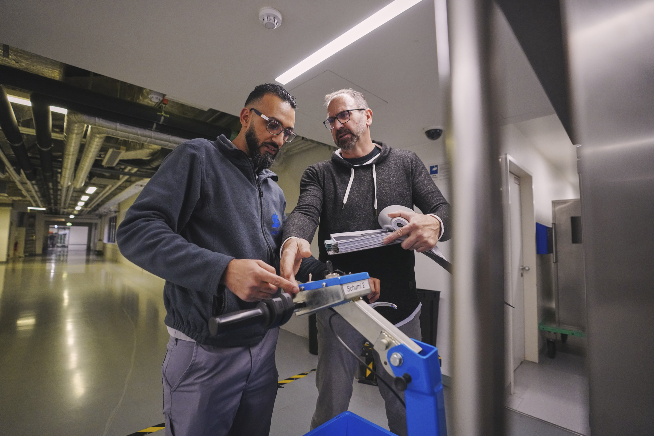 Führungskraft weist Logistik Mitarbeiter ein