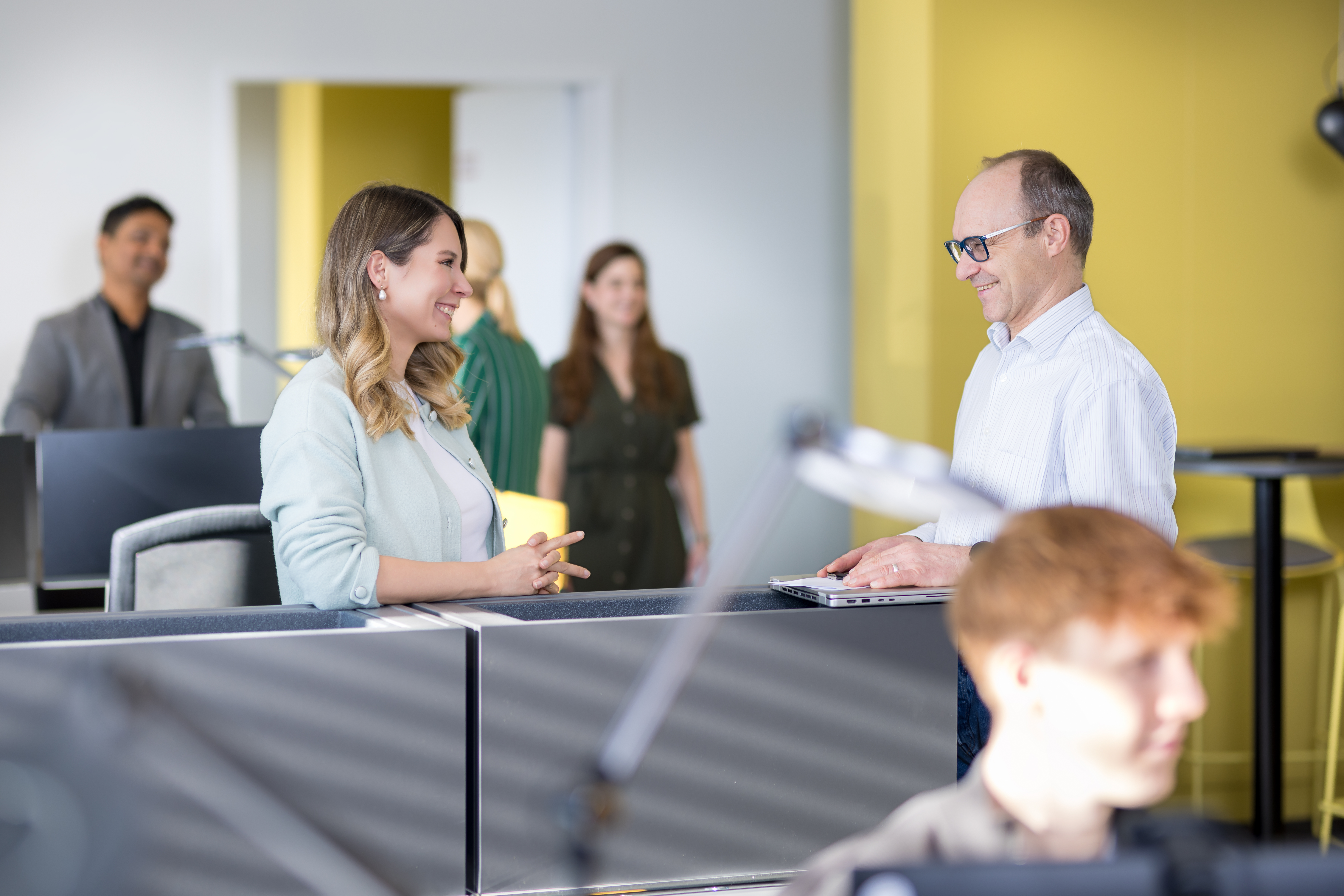 Sana Management Mitarbeiter bei der Projektübergabe