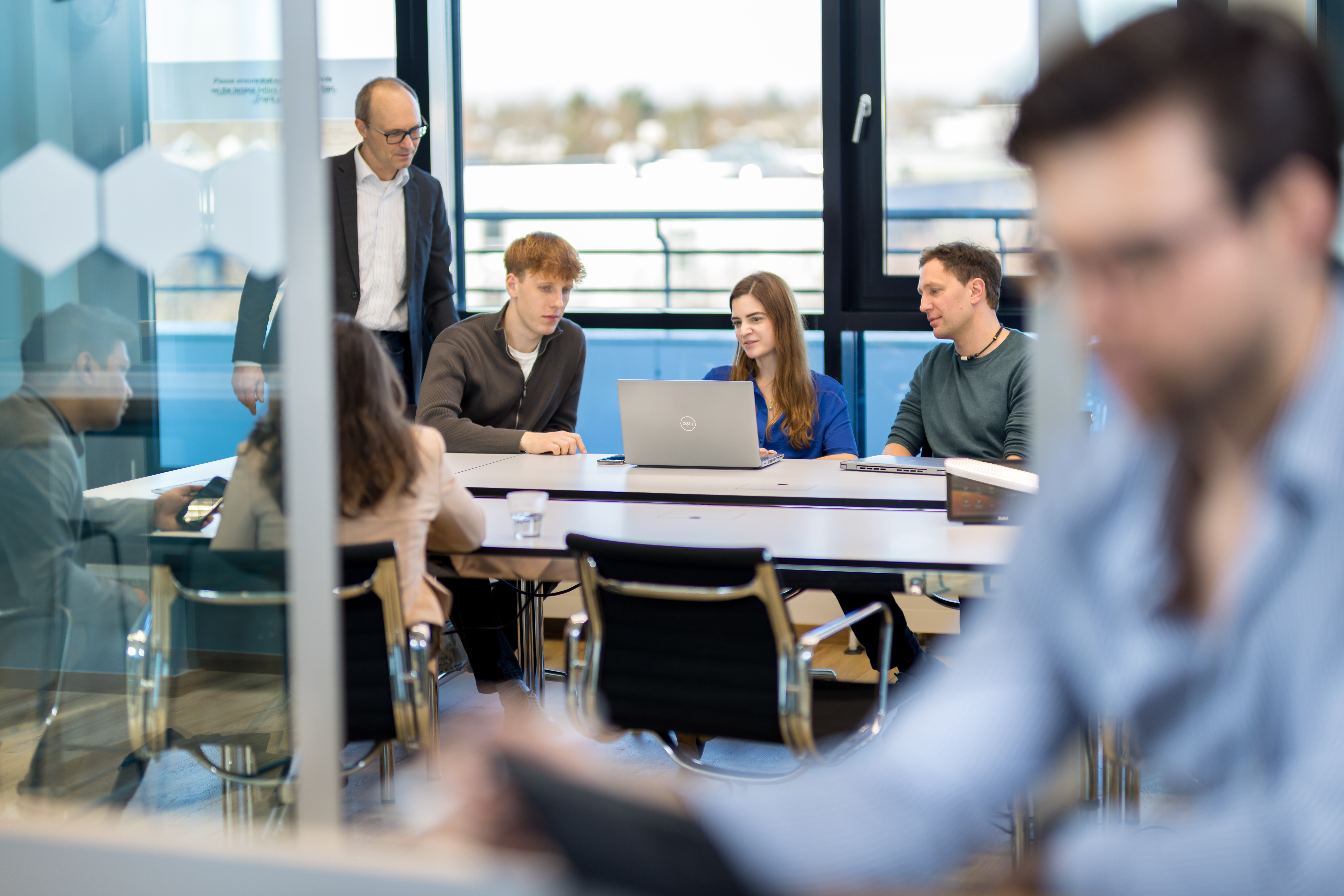 Sana Management Service Mitarbeitende im Gespräch