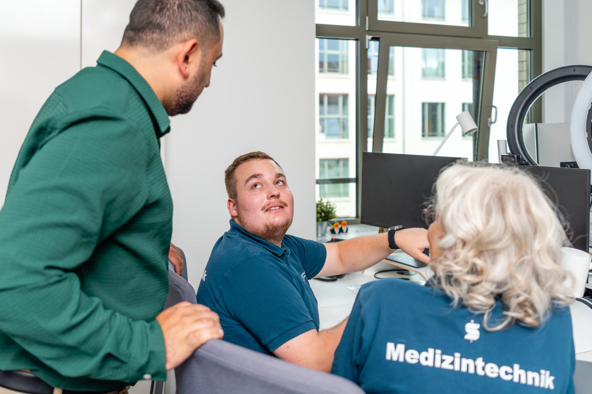 Clusterleitung und Medizintechniker im Gespräch