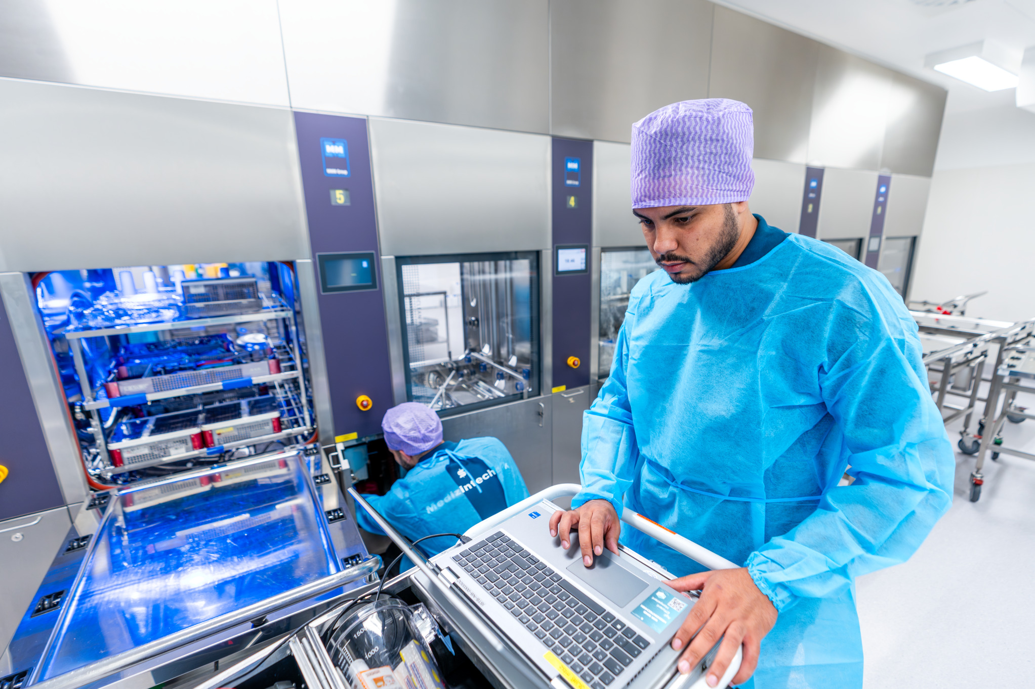 Medizintechniker überprüft die technischen Geräte im OP