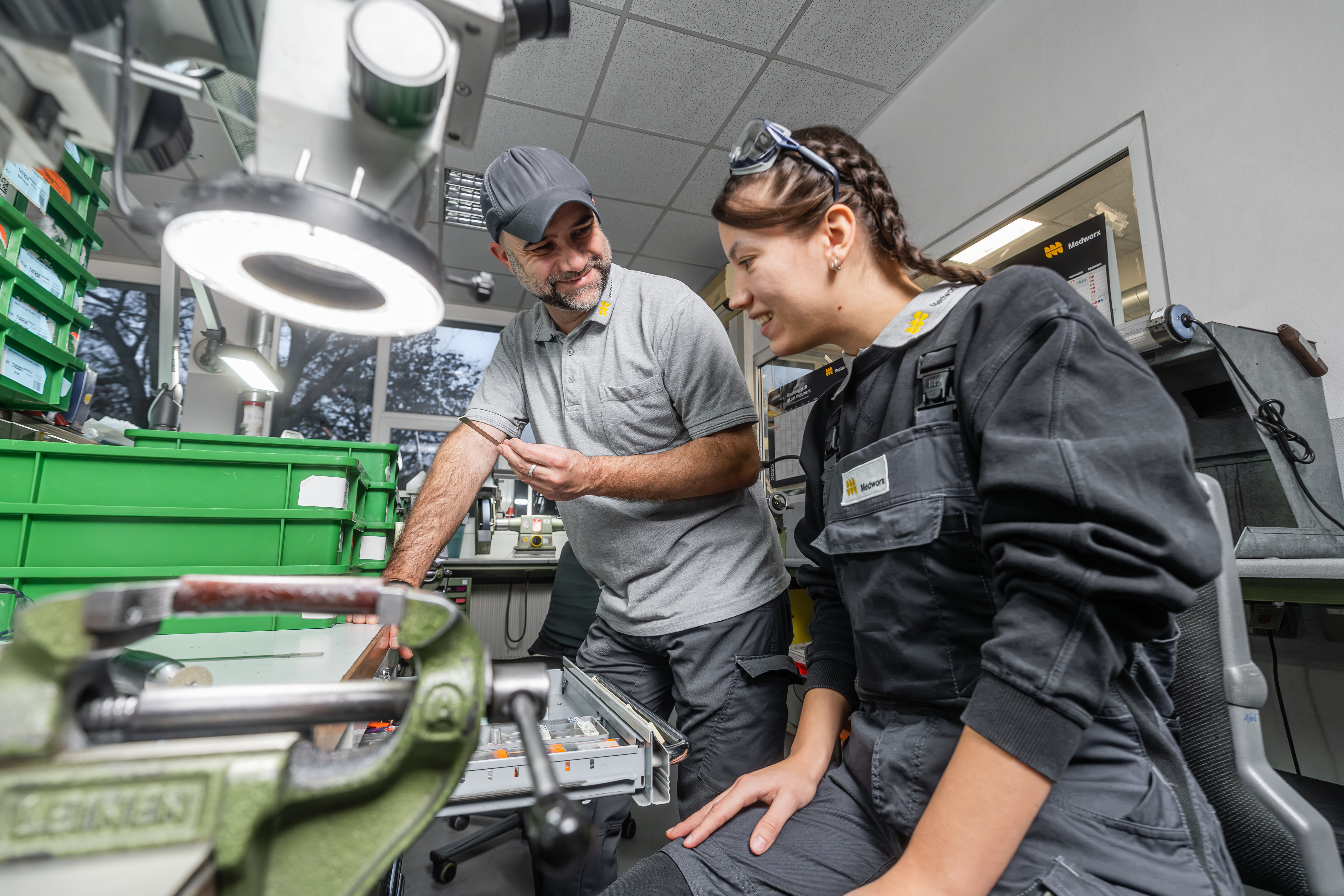 Chirurgiemechaniker bei der Arbeit