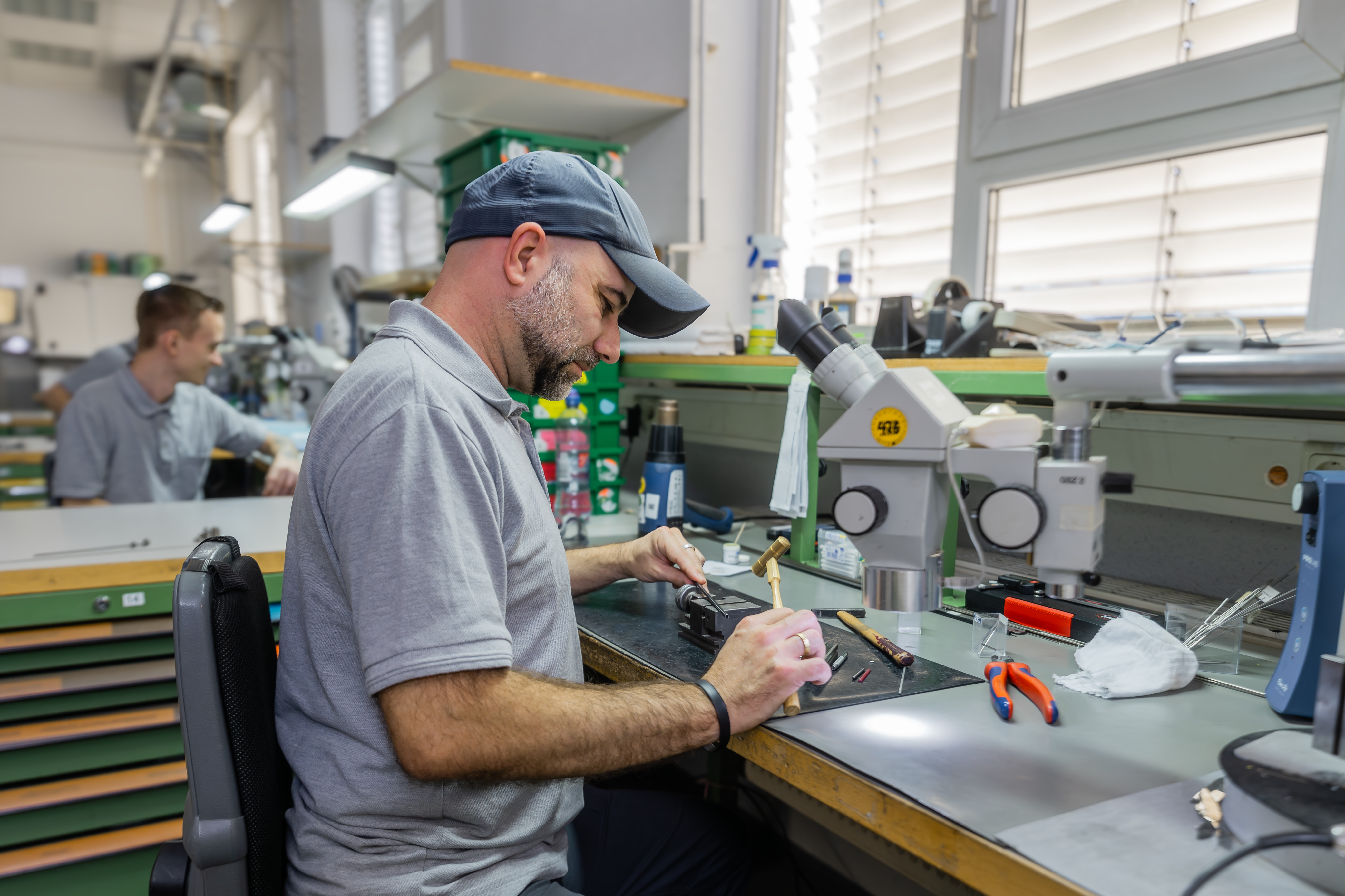 Chirurgiemechaniker repariert Operationsinstrument