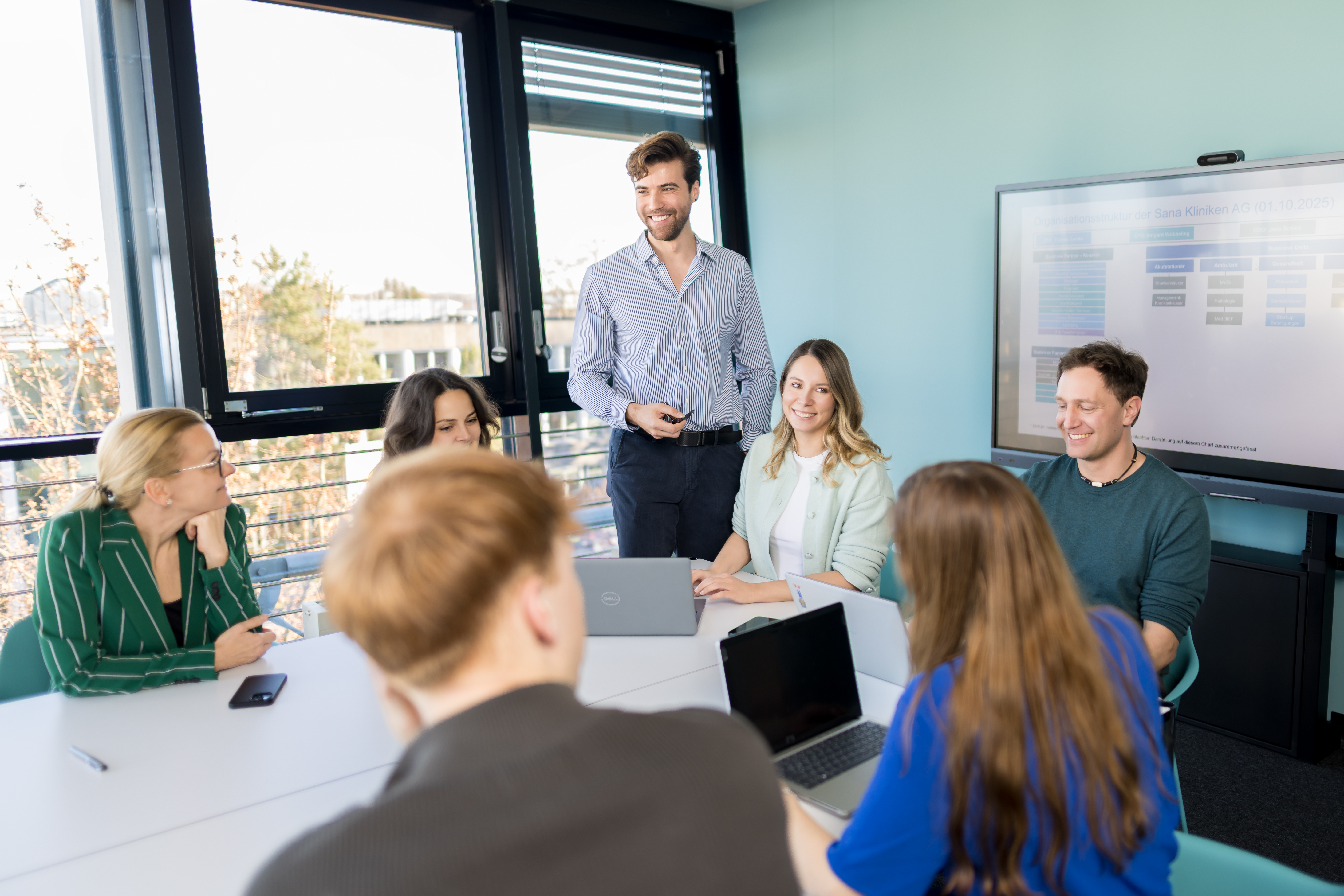 Sana HR Mitarbeiter in einer Besprechnung
