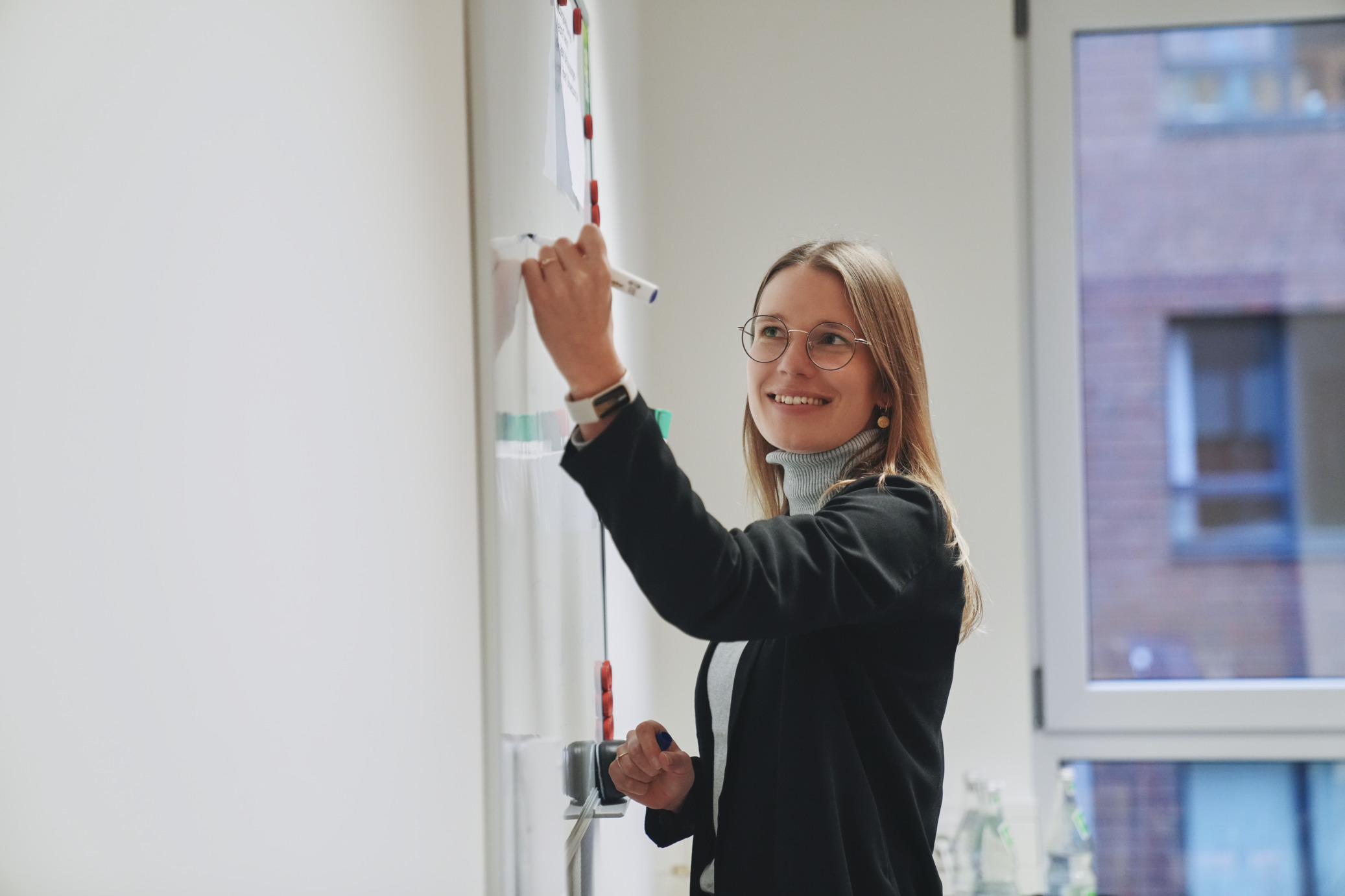 Mitarbeiterin aus dem Team Rechnungswesen am Whiteboard