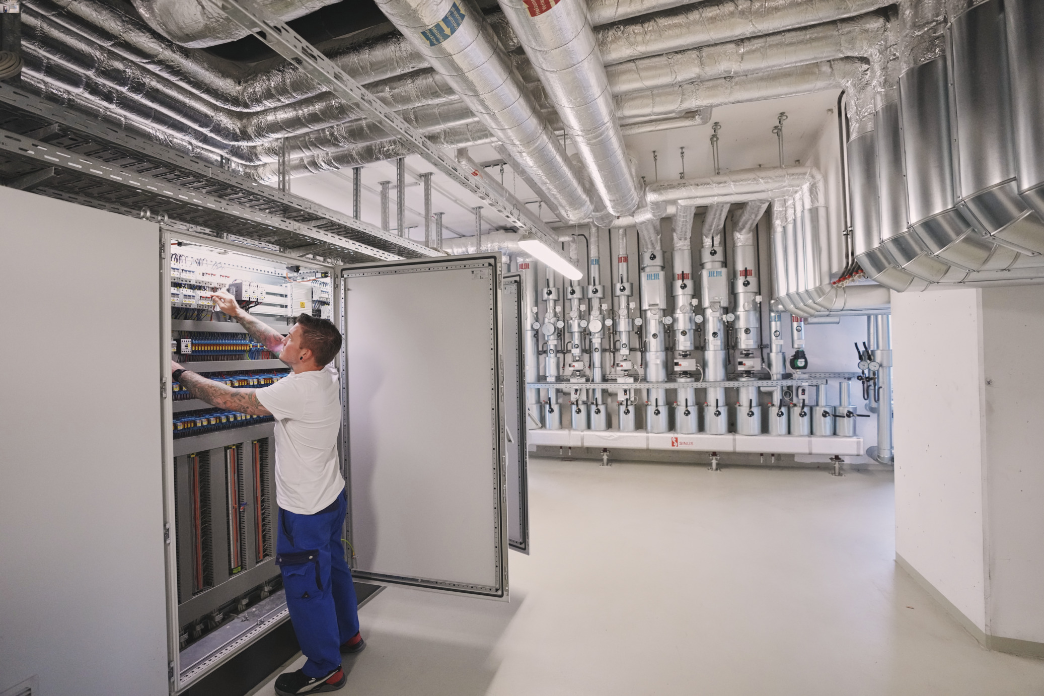 Ingenieur ist am Stromkasten Ingenieurwesen