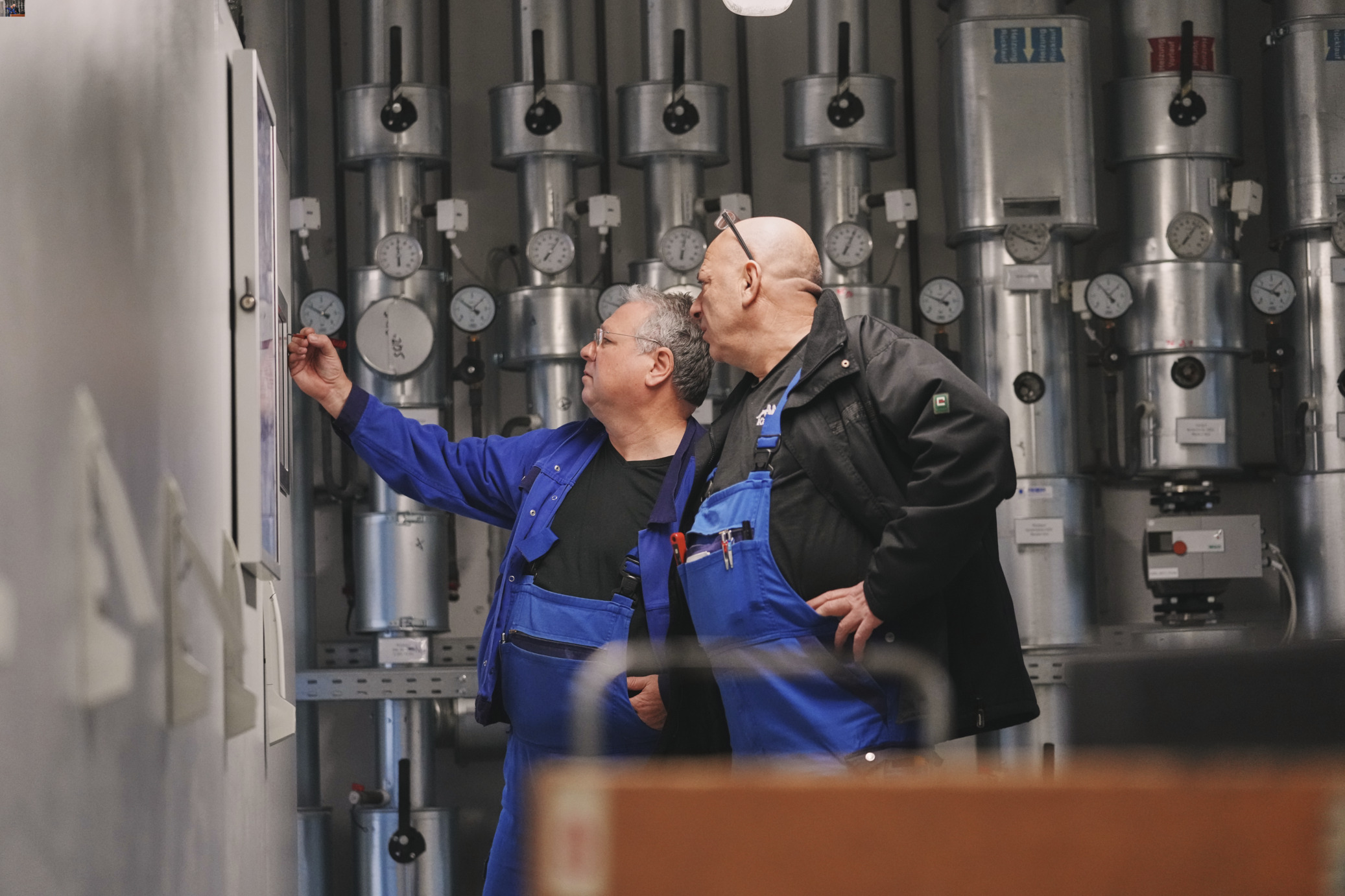  Ingenieure überprüfen Heizung Ingenieurwesen