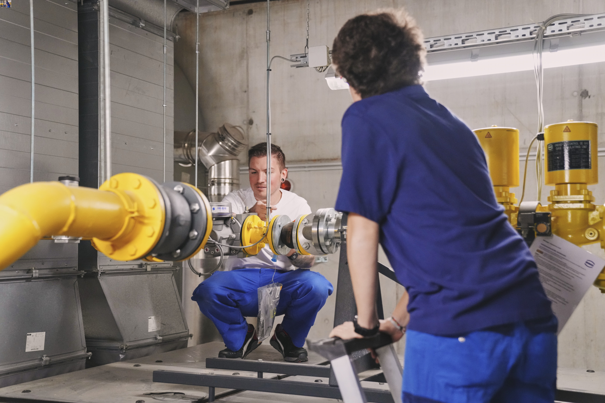 Ingenieure überprüfen Rohre im Heizungskeller