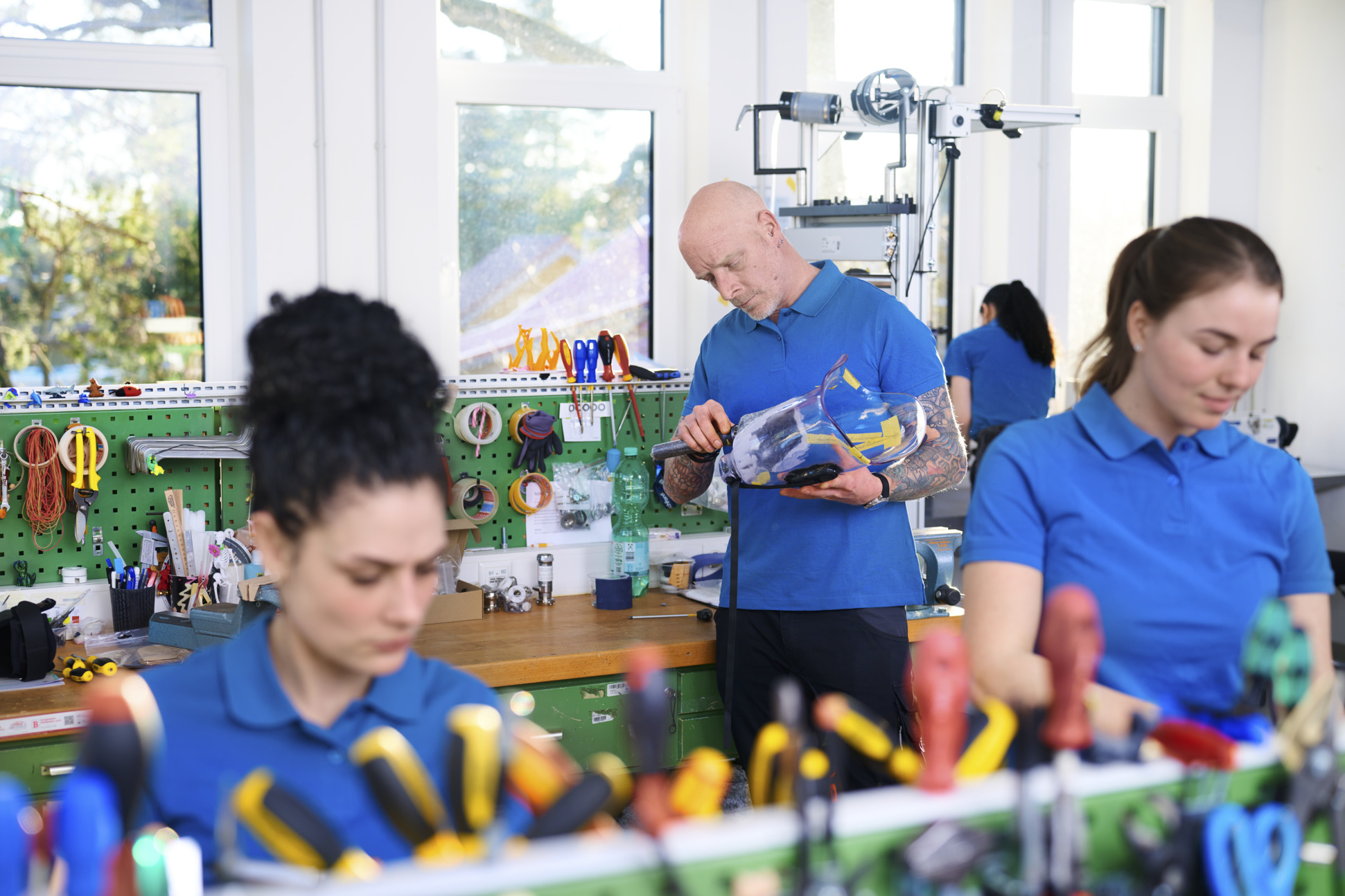 Orthopädietechniker bei der Arbeit im Sanitätshaus