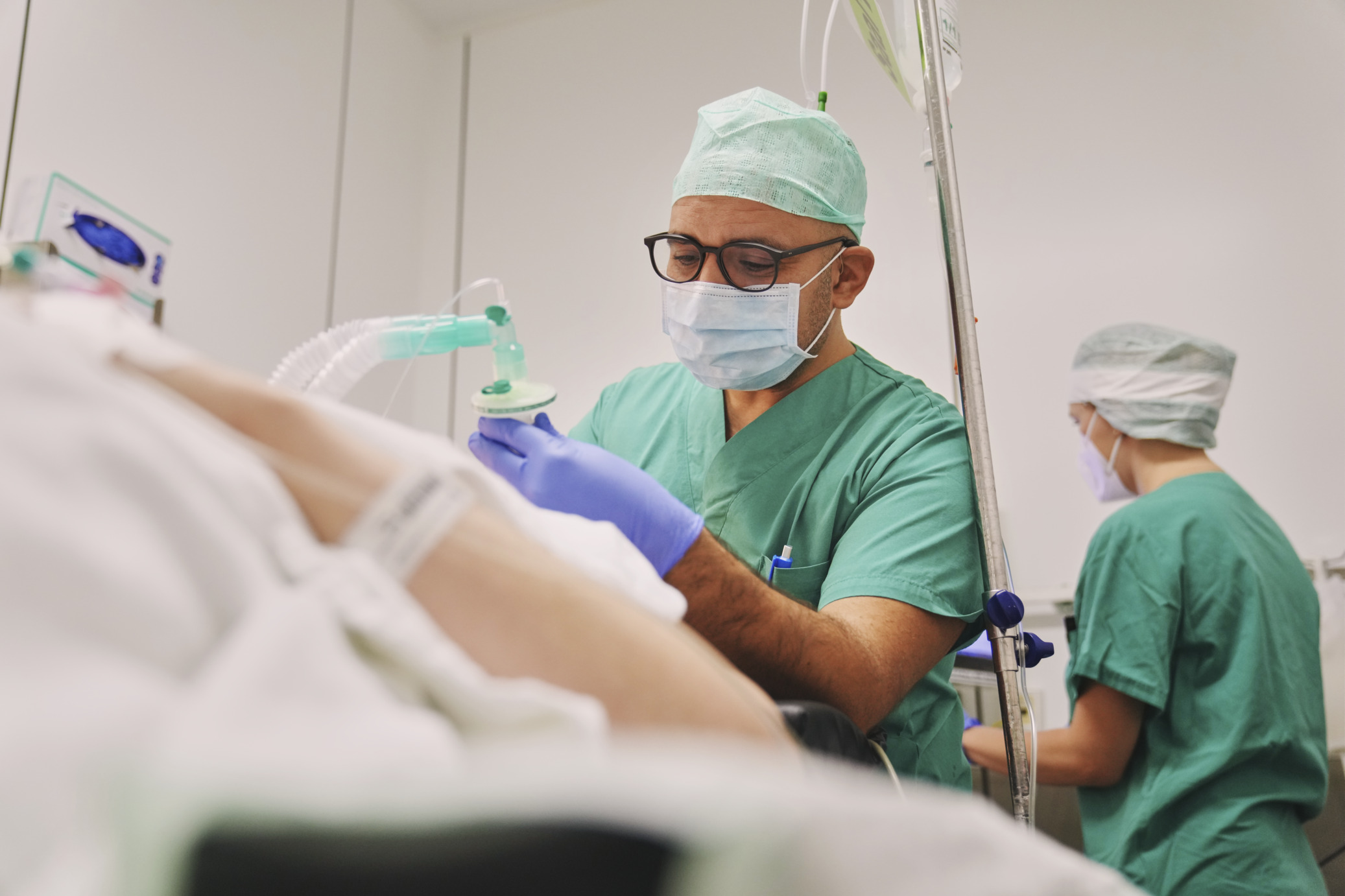 Anästhesisten bereiten Patient für die Operation vor