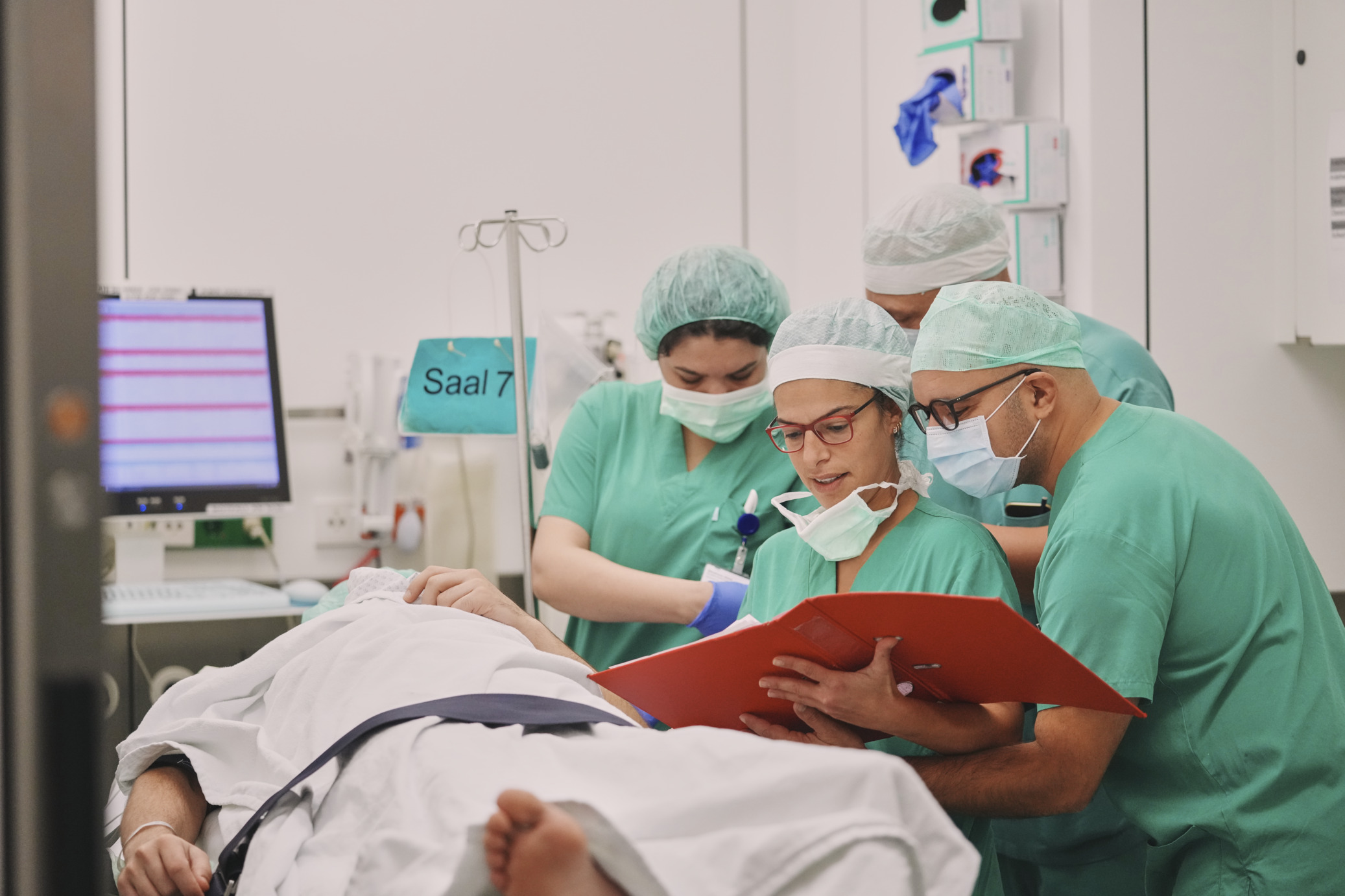 Anästhesisten bereiten Patient für die Operation vor