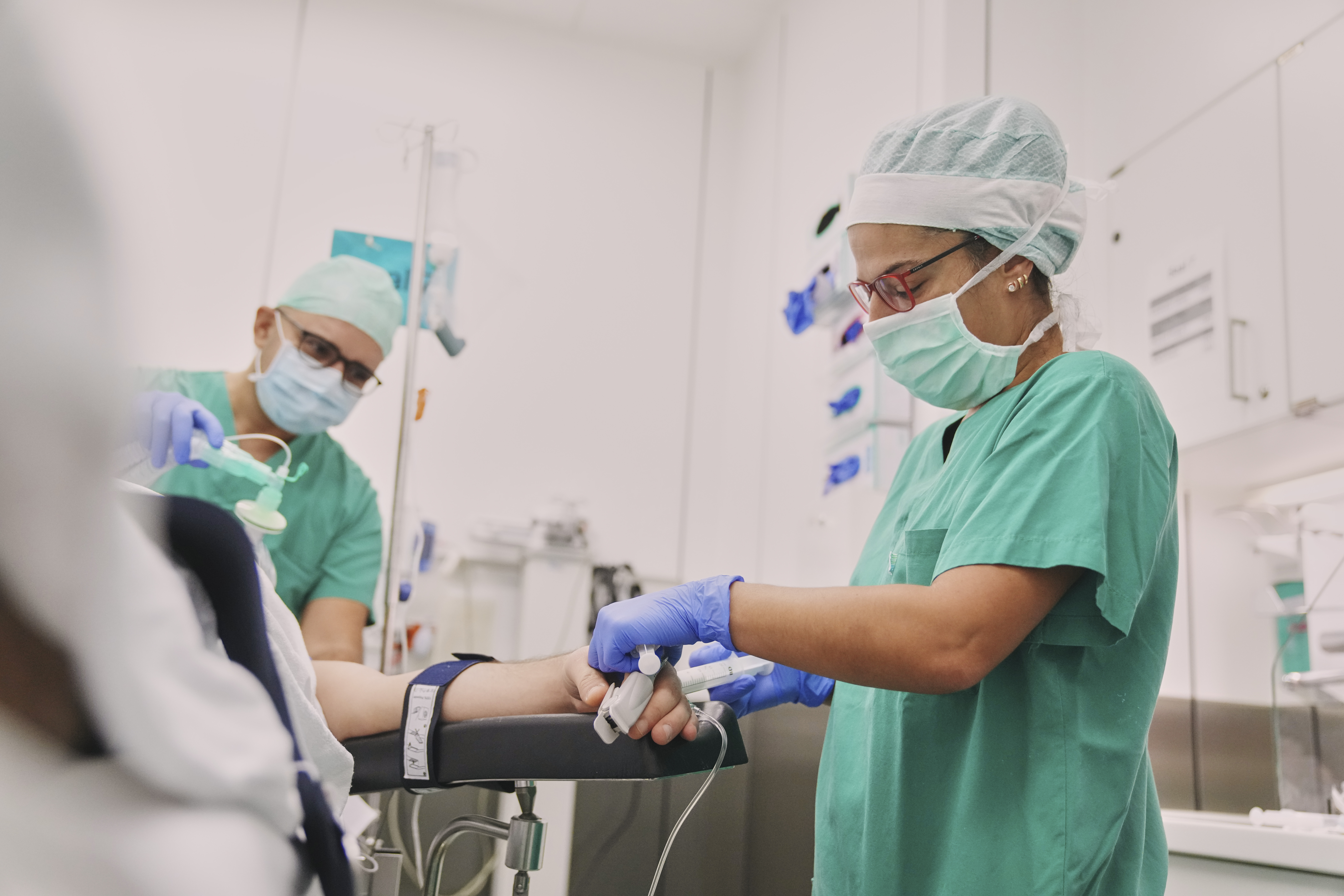 Anästhesisten bereiten Patient für die Operation vor