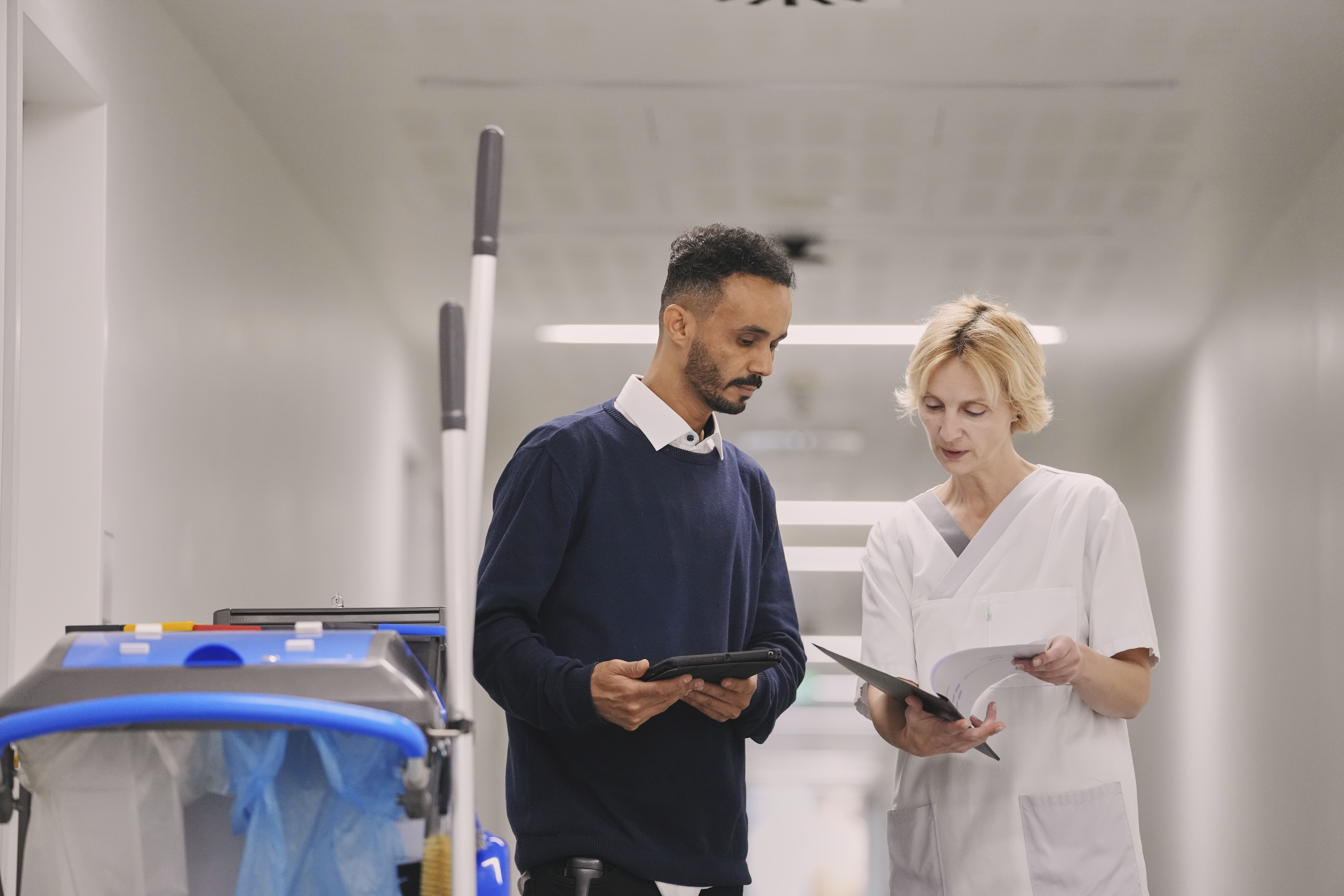 Reinigungskraft wird durch den Abteilungsleiter eingewiesen