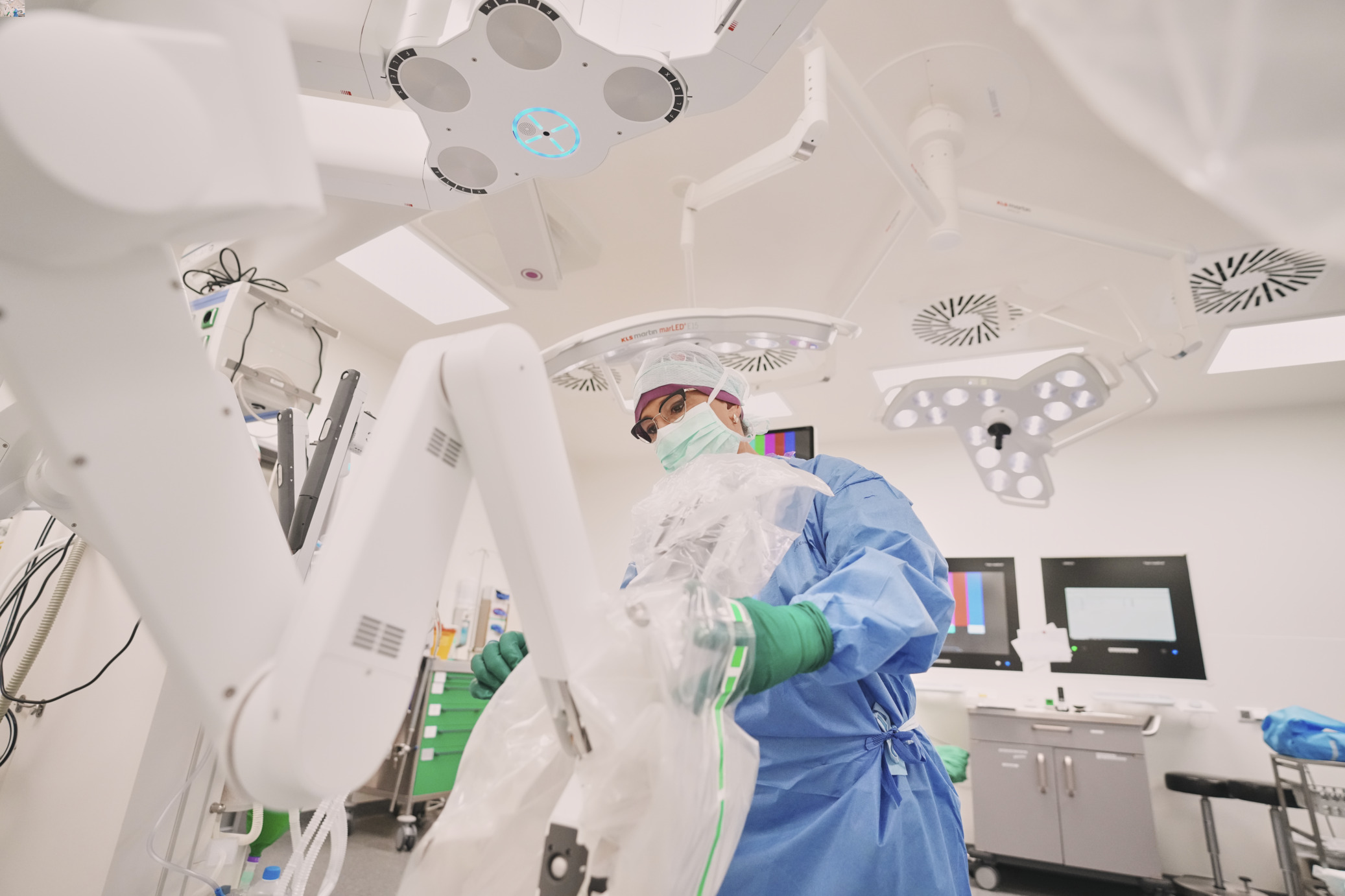 Operationstechnische Assistentin bereitet Da-Vinci-Operationssystem vor