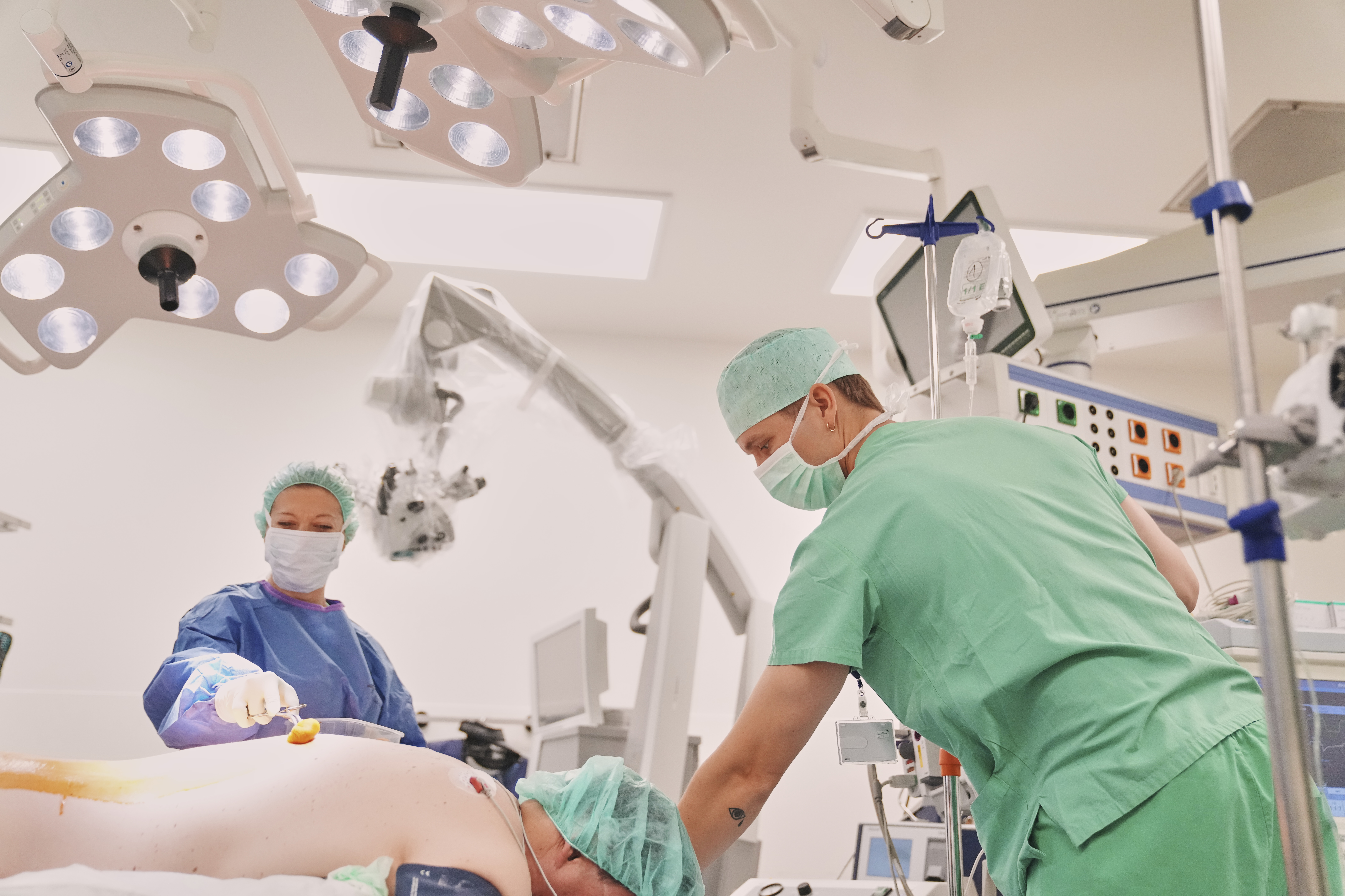 Operationstechnische Assistentin und Anästhesist im Operationssaal