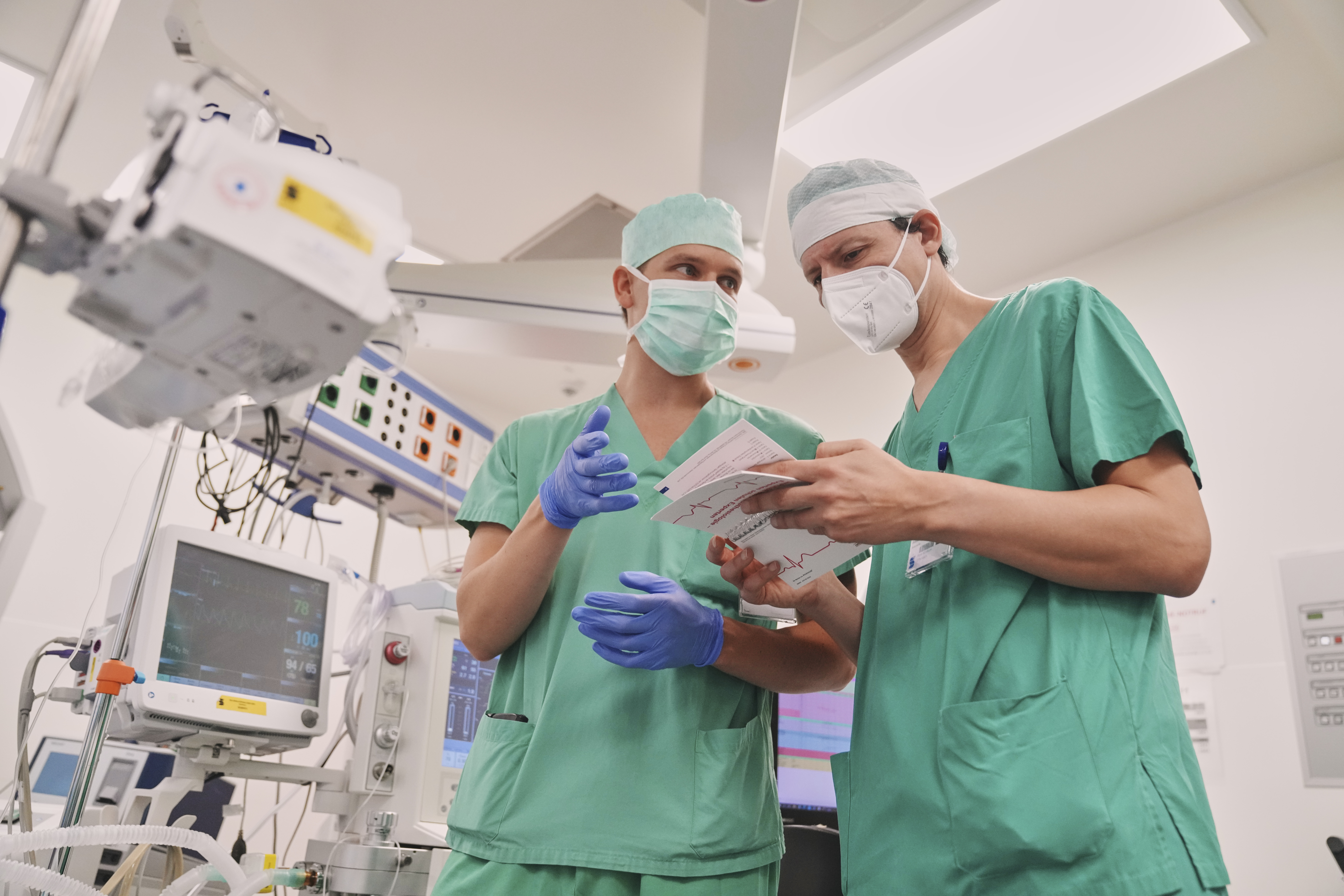Anästhesisten bei der Vorbesprechung im OP-Saal