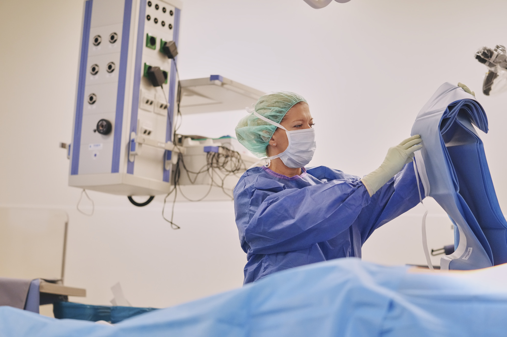  Operationstechnische Assistentin bereitet die Operation vor