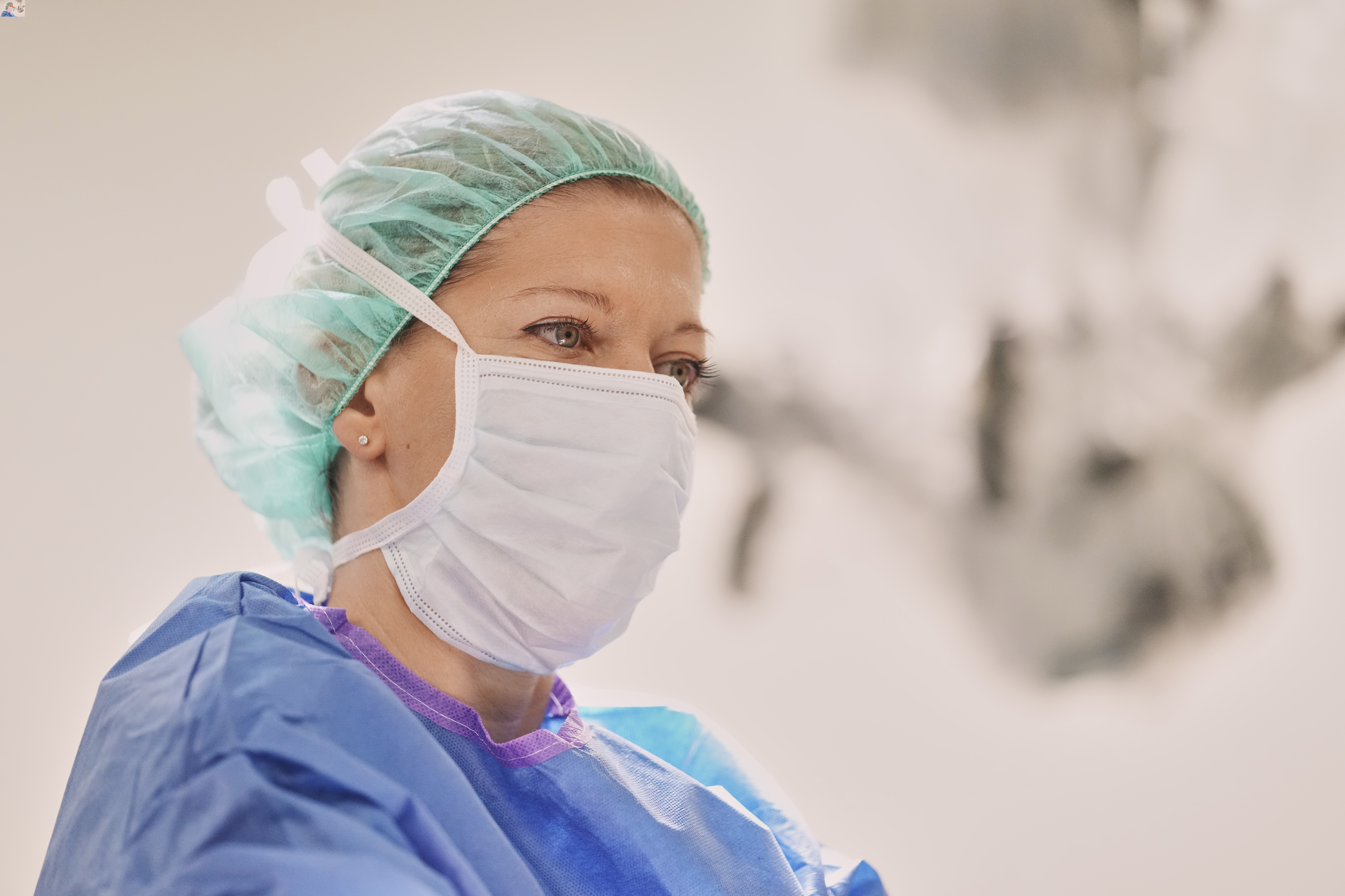 Operationstechnische Assistentin bereitet OP Saal vor