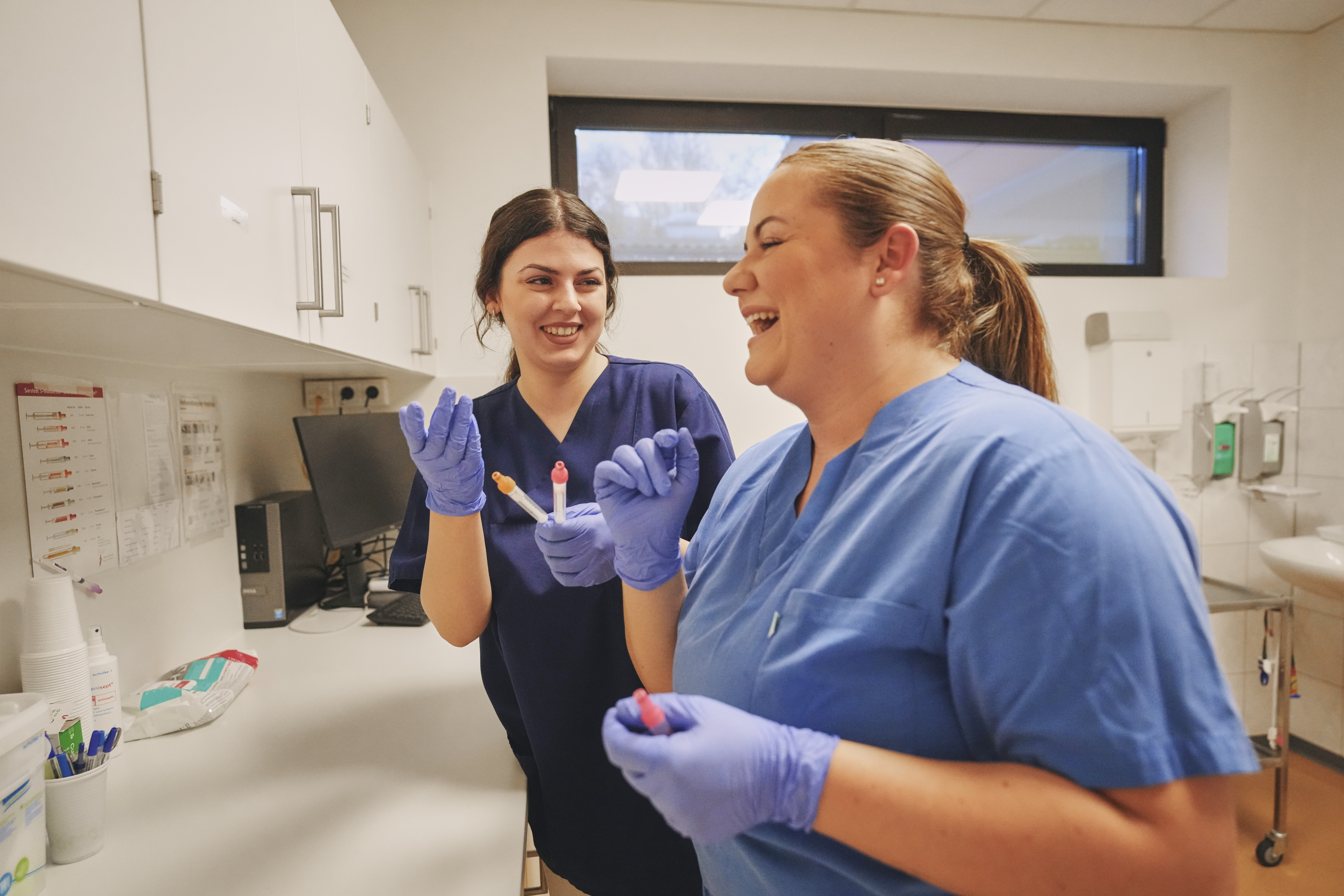 Medizinische Fachangestellte bei der Blutauswertung im Labor