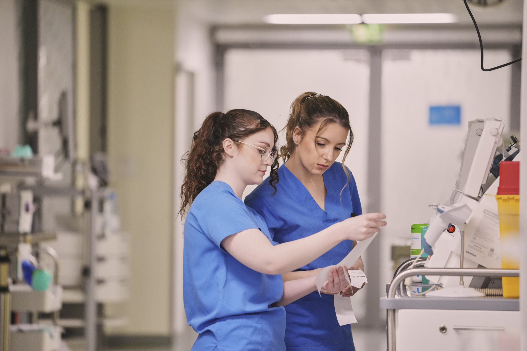 Zwei Pflegefachkräfte im Gespräch