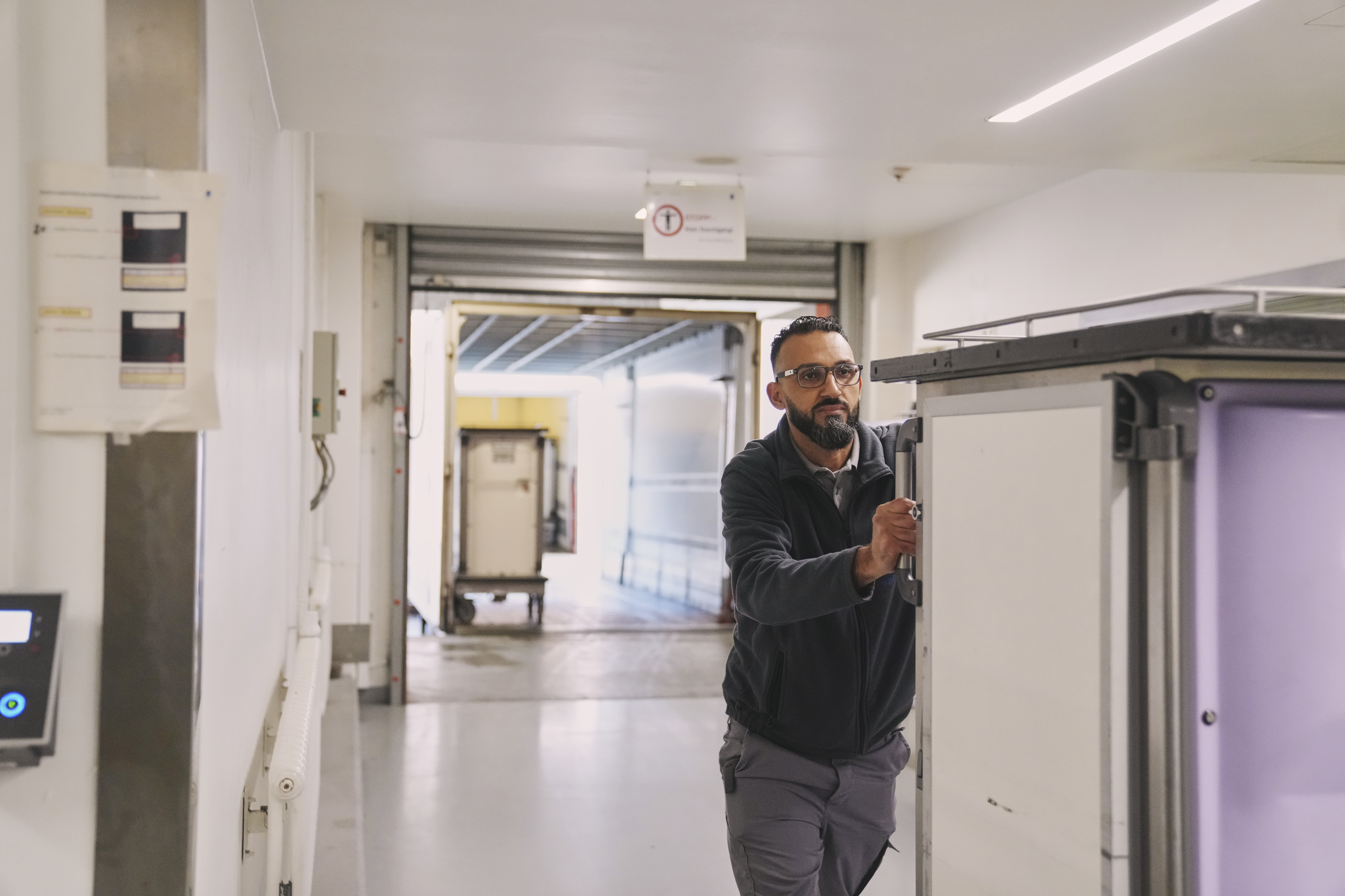 Containertransport durch Logistik Mitarbeiter