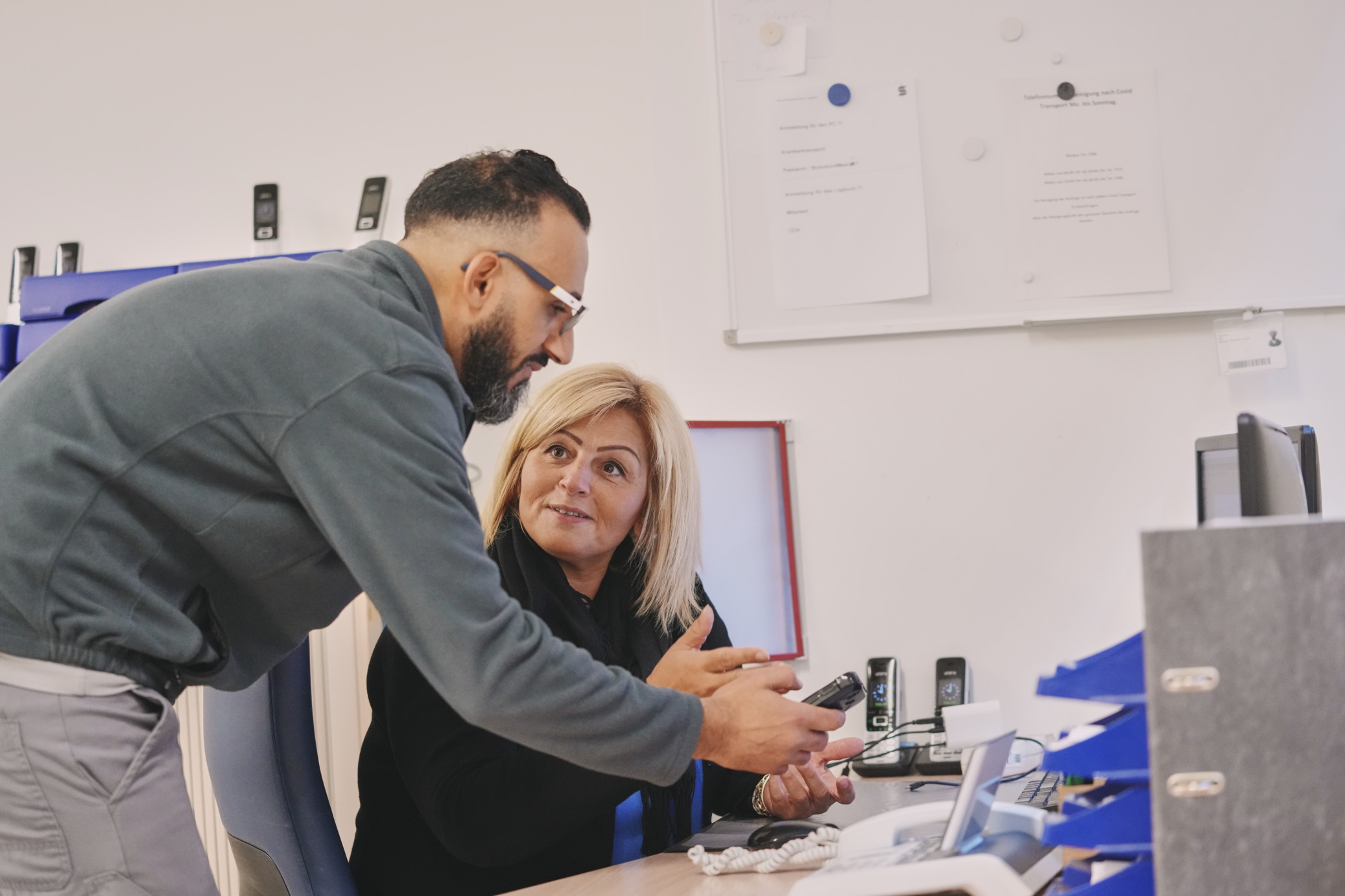 Einweisung eines Logistik Mitarbeiters