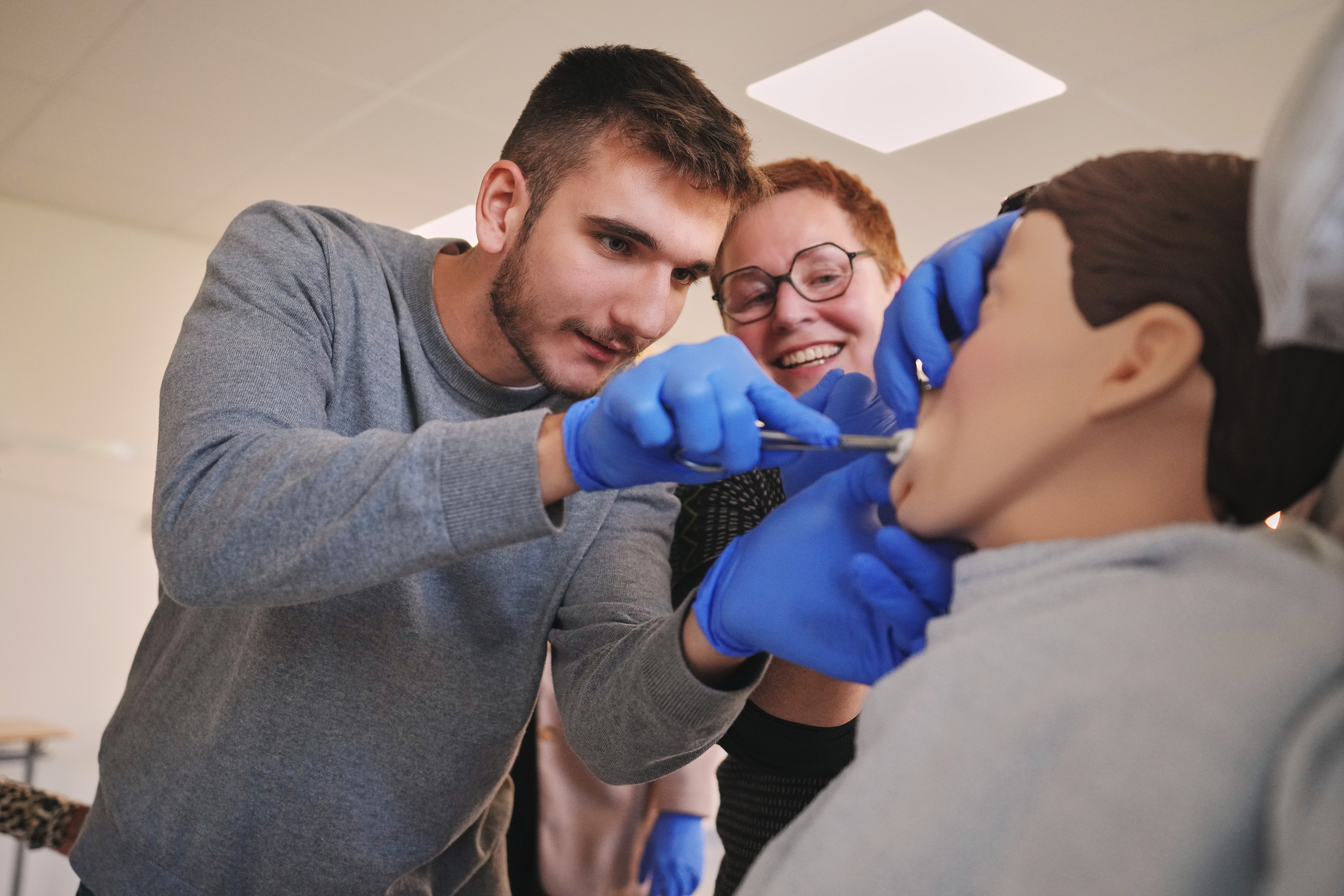  Anweisung eines Azubis durch Pflegepädagogin in der Medizinschule