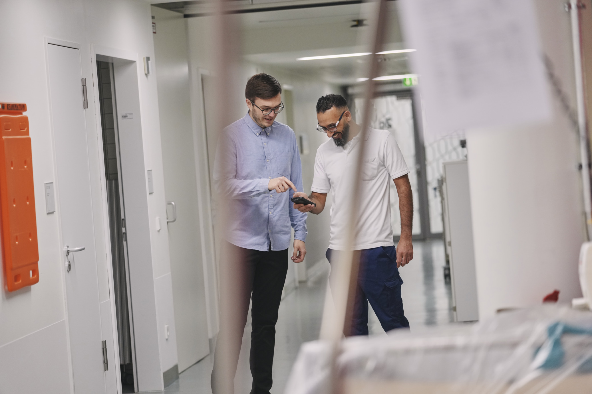 Reinigungskraft wird auf Station eingearbeitet