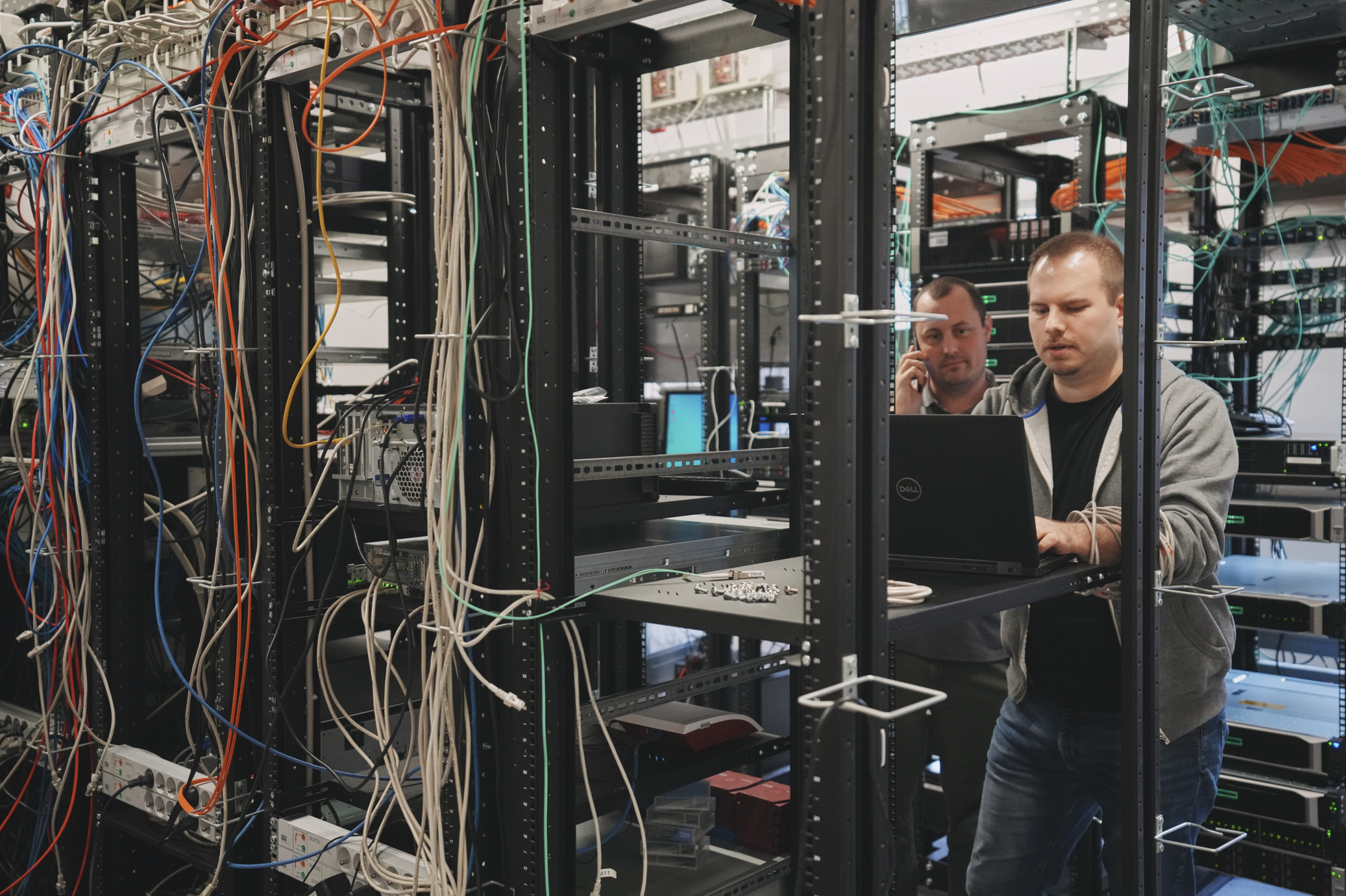 Mitarbeiter im Serverraum IT Technik