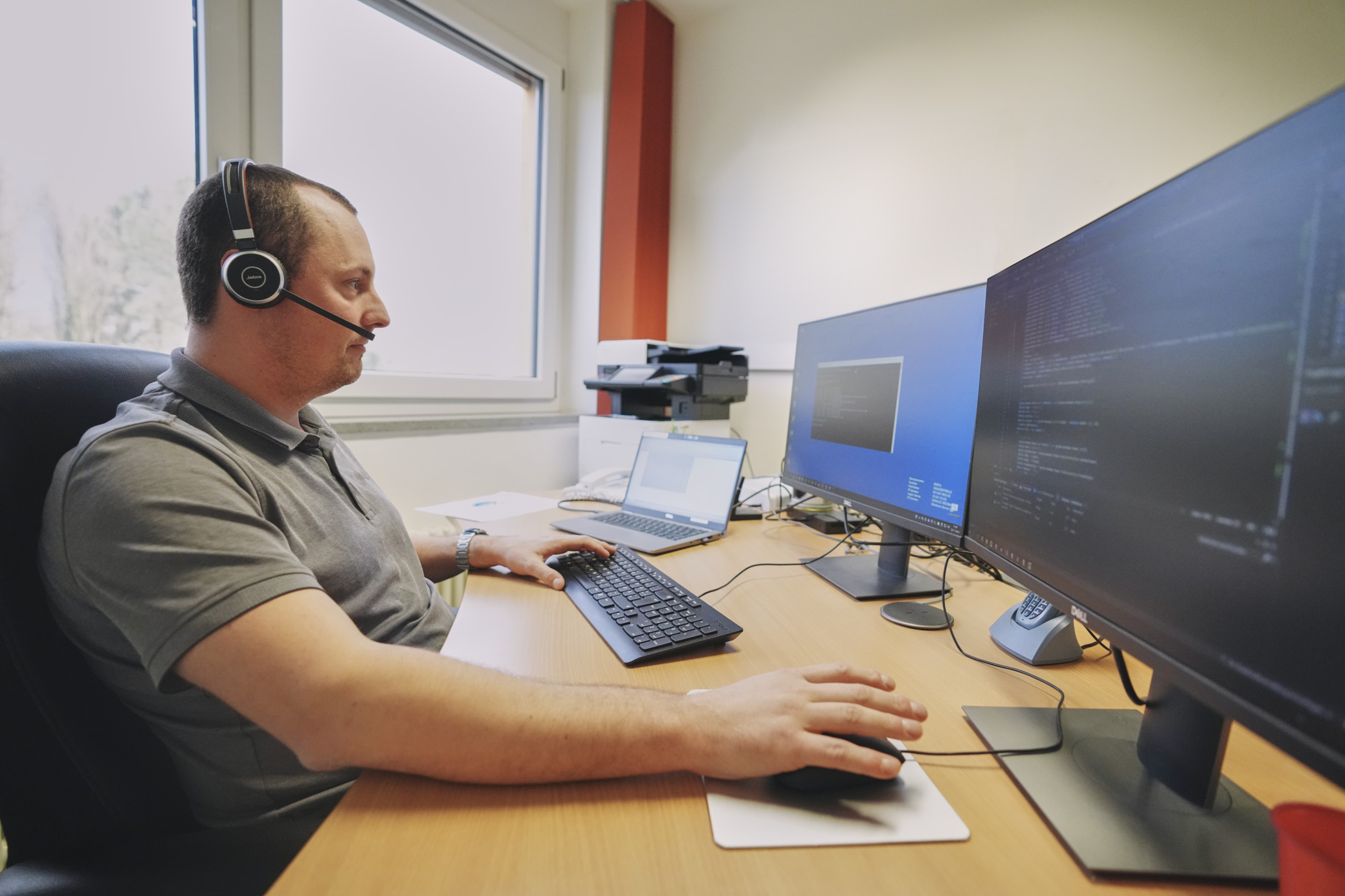  IT Mitarbeiter am PC