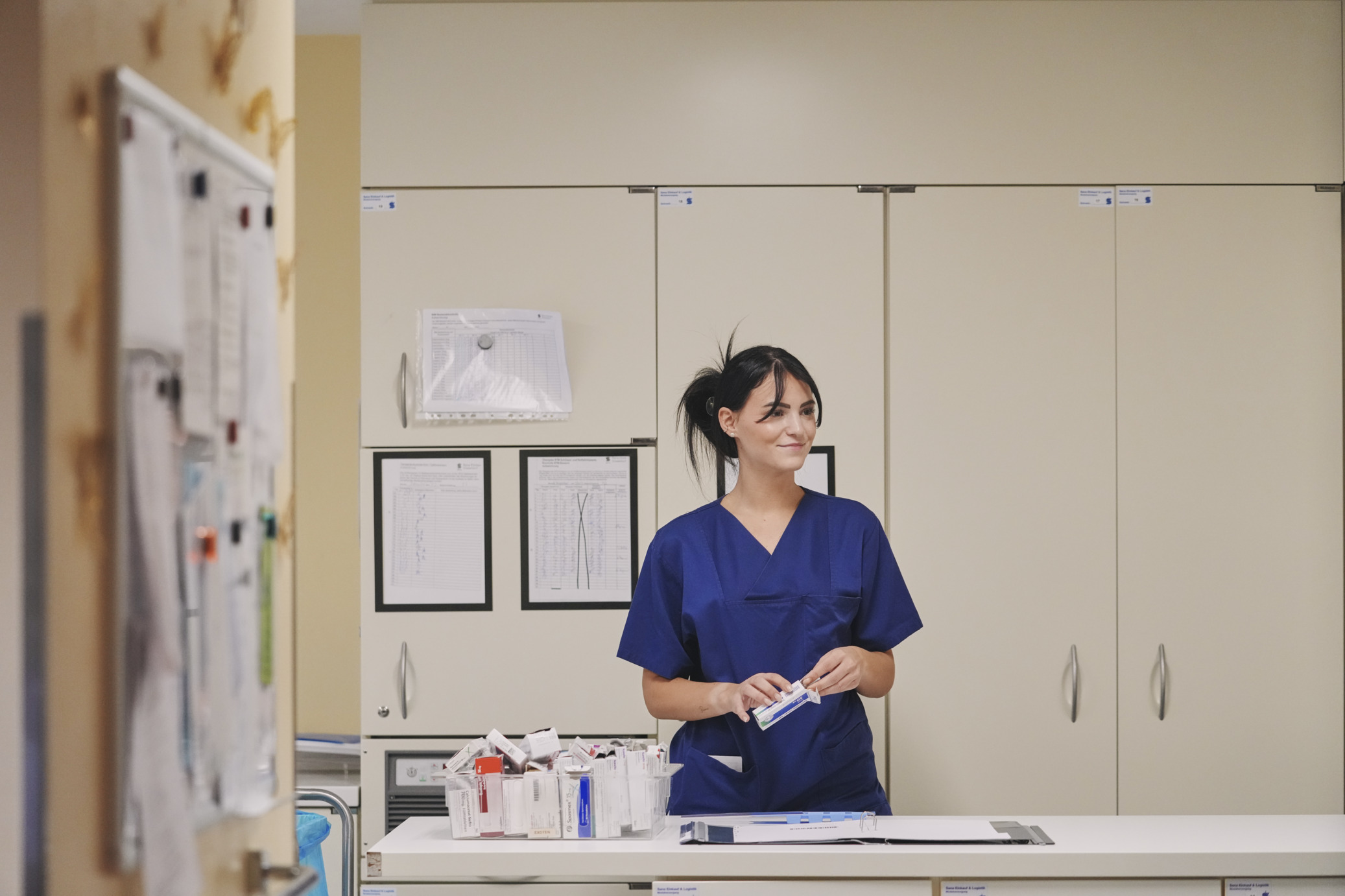  Pflegefachkraft packt Medikamente ein