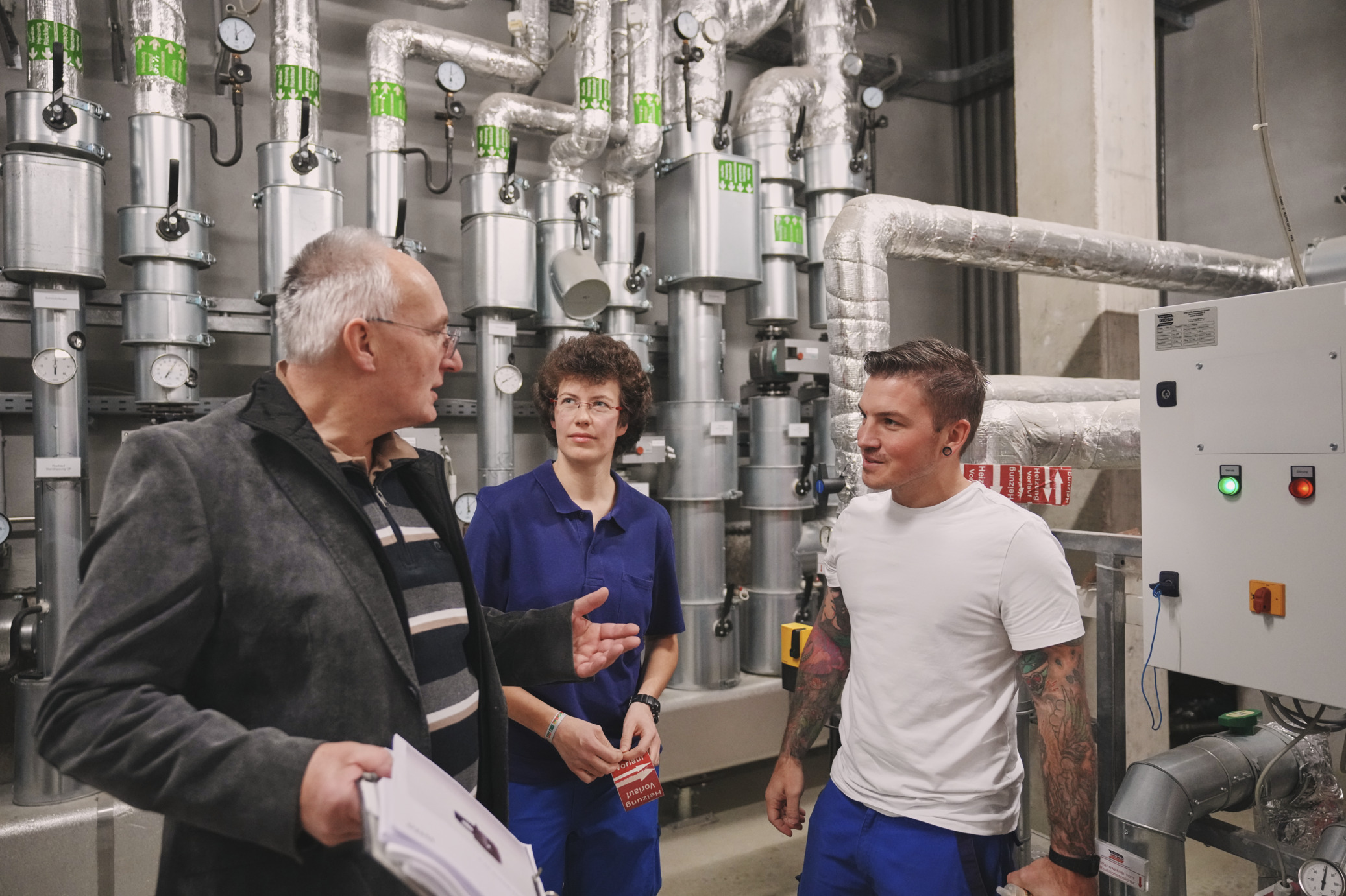 Ingenieur besprechen sich im Heizungskeller Ingenieurwesen