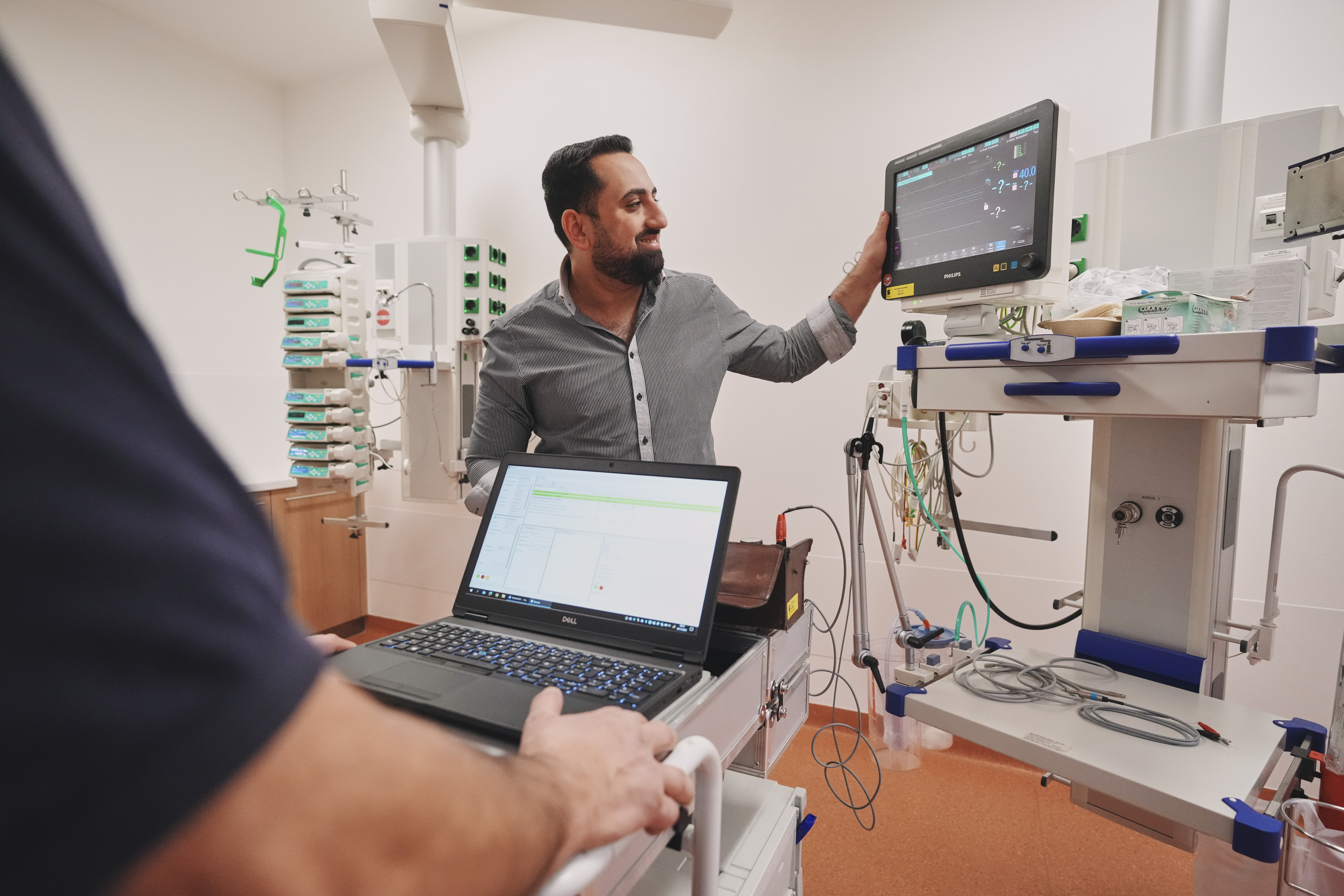 Medizintechniker prüft medizintechnische Geräte auf Intensivstation