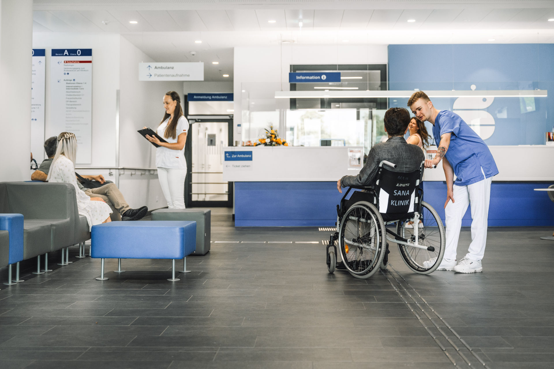 Krankenpflegehelfer bei der Arbeit