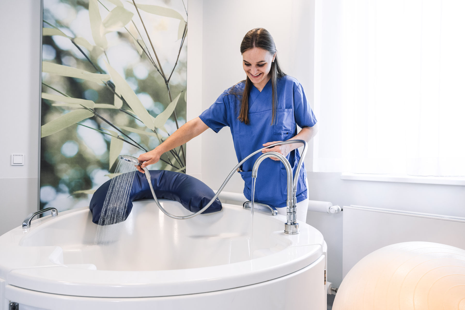 Physiotherapeutin lässt Wasser in die Badewanne