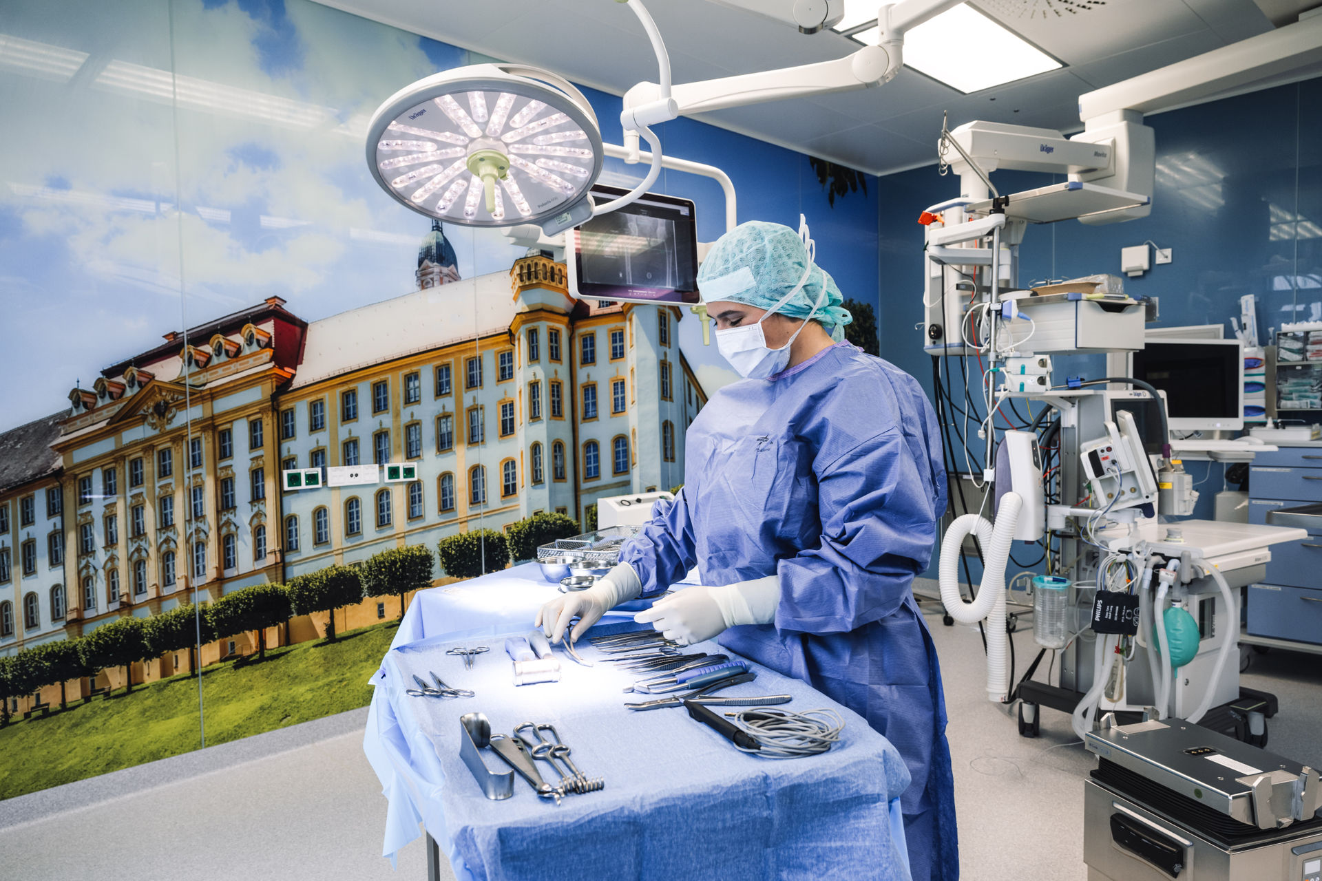  Operationstechnischer Assistent bereitet die Operationsinstrumente vor