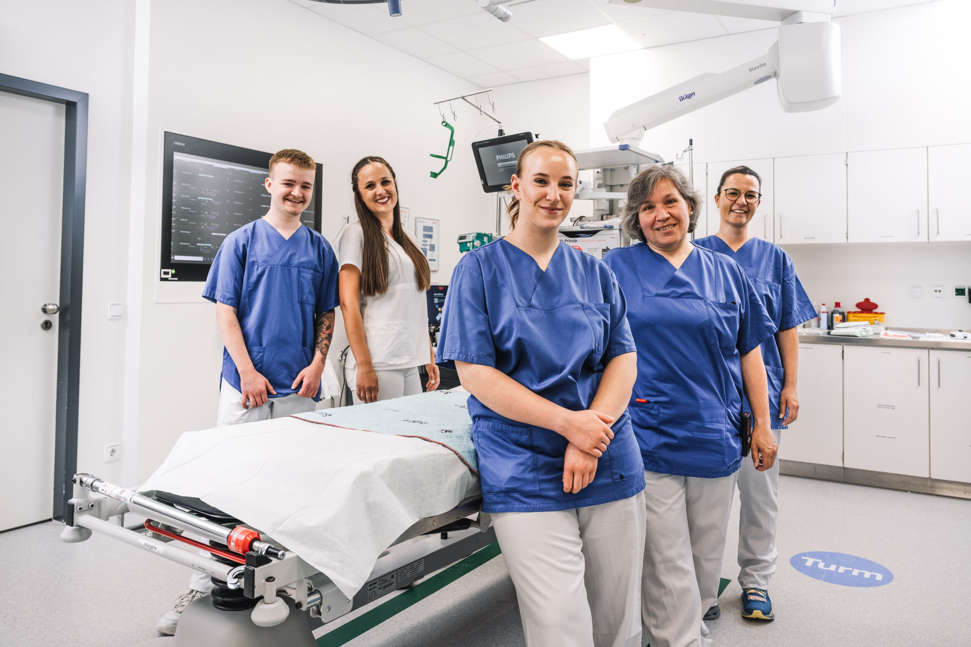 Teamfoto der Pflegefachkräfte in einem Behandlungszimmer