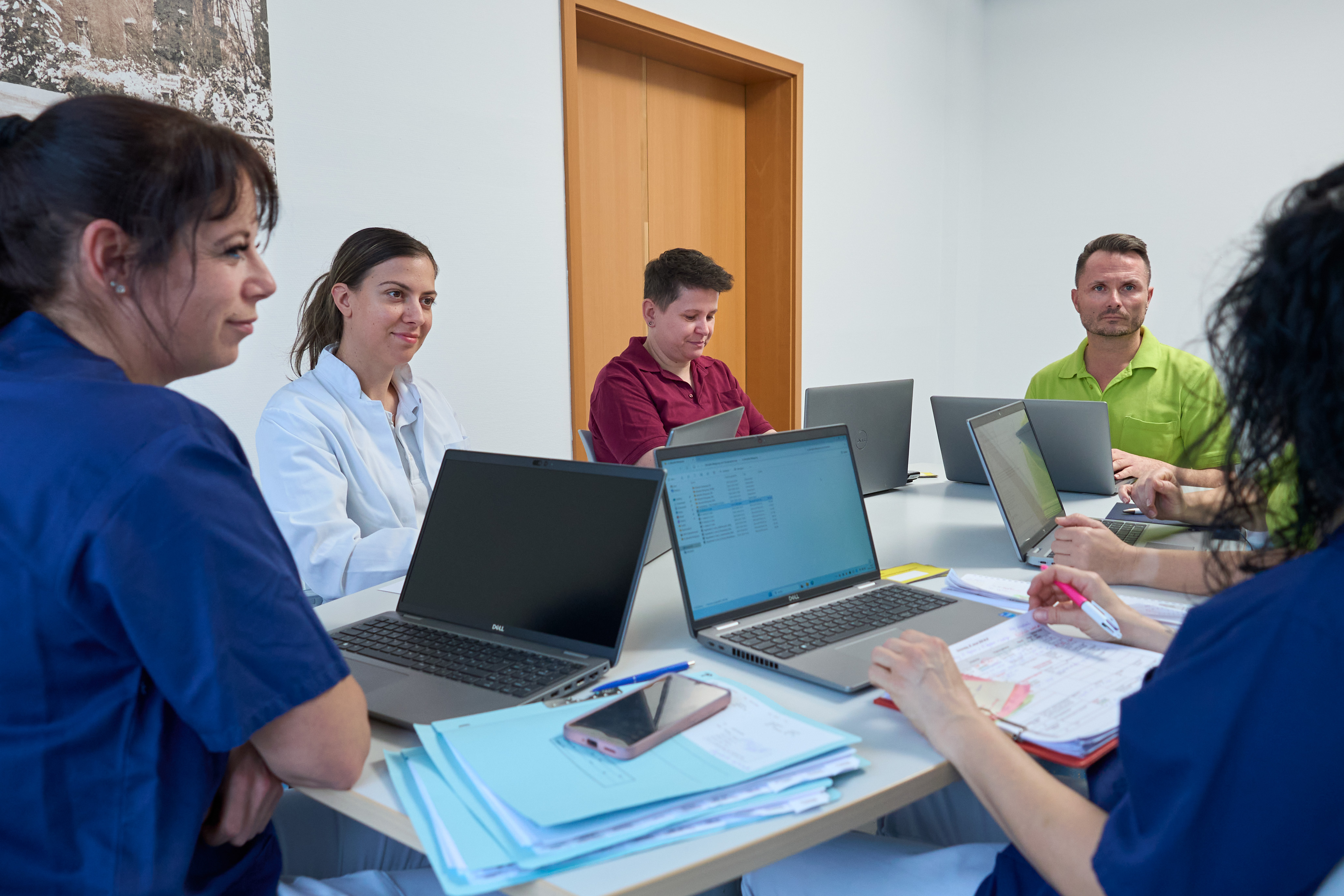 Mitarbeiter arbeiten zusammen im Verbund