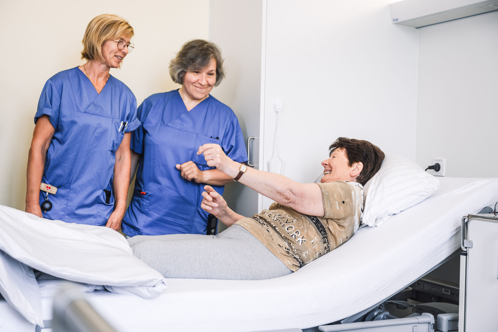 Pflege Kräfte führen Patientenuntersuchung durch