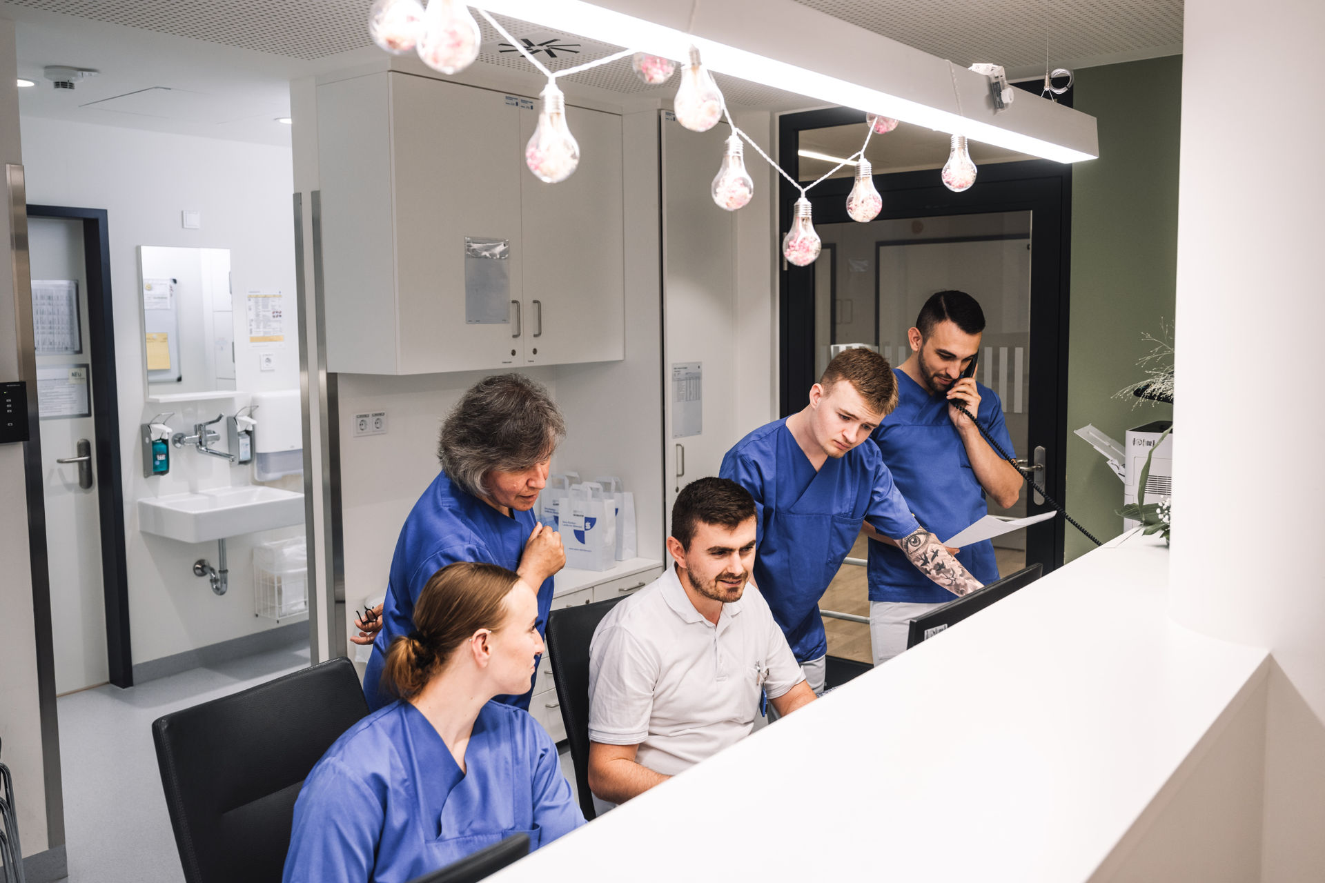 Pflegefachkräfte mit Stationsleitung am Stationsstützpunkt