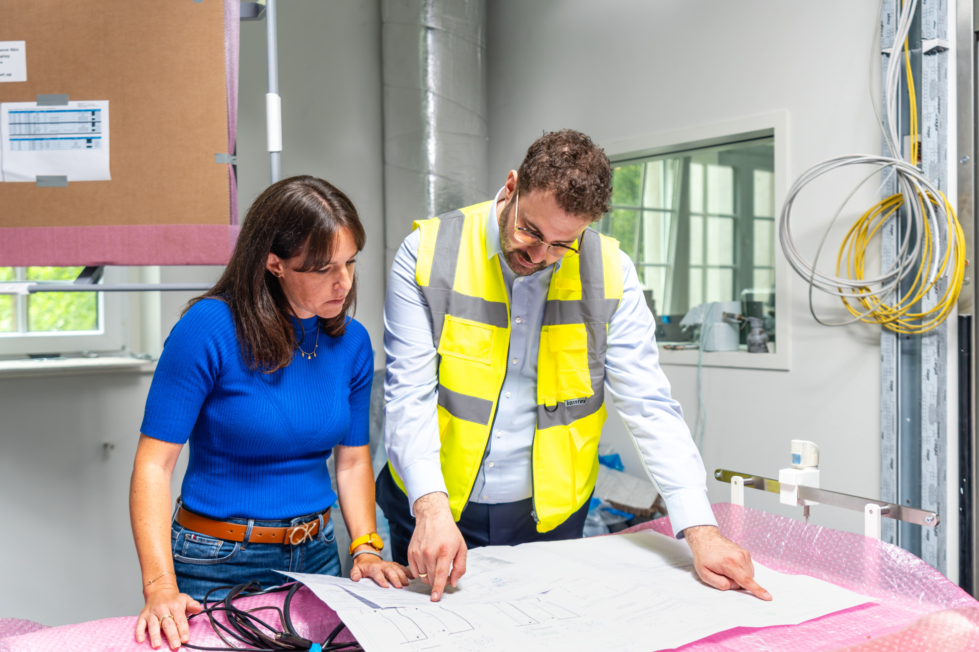 Medizintechniker schauen sich Bauplan an