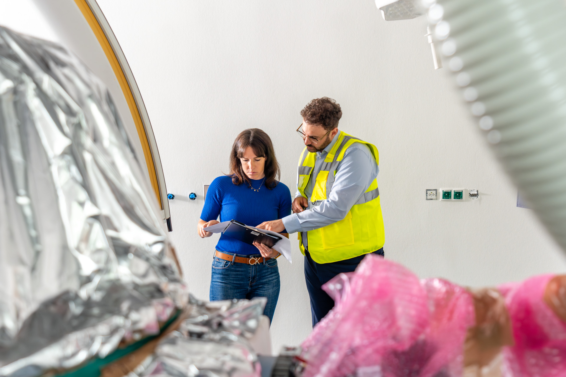 Mitarbeiter besprechen sich