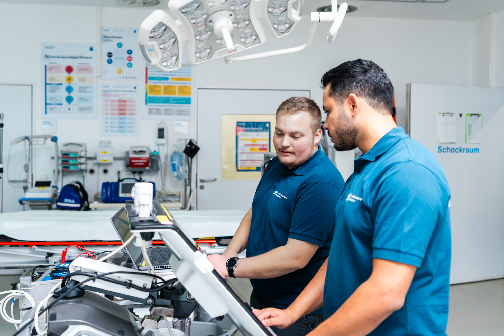 Medinzintechniker überprüfen Geräte