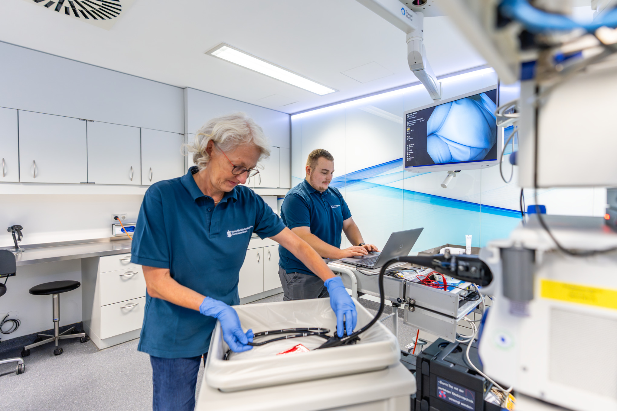 Medizintechniker überprüfen Geräte