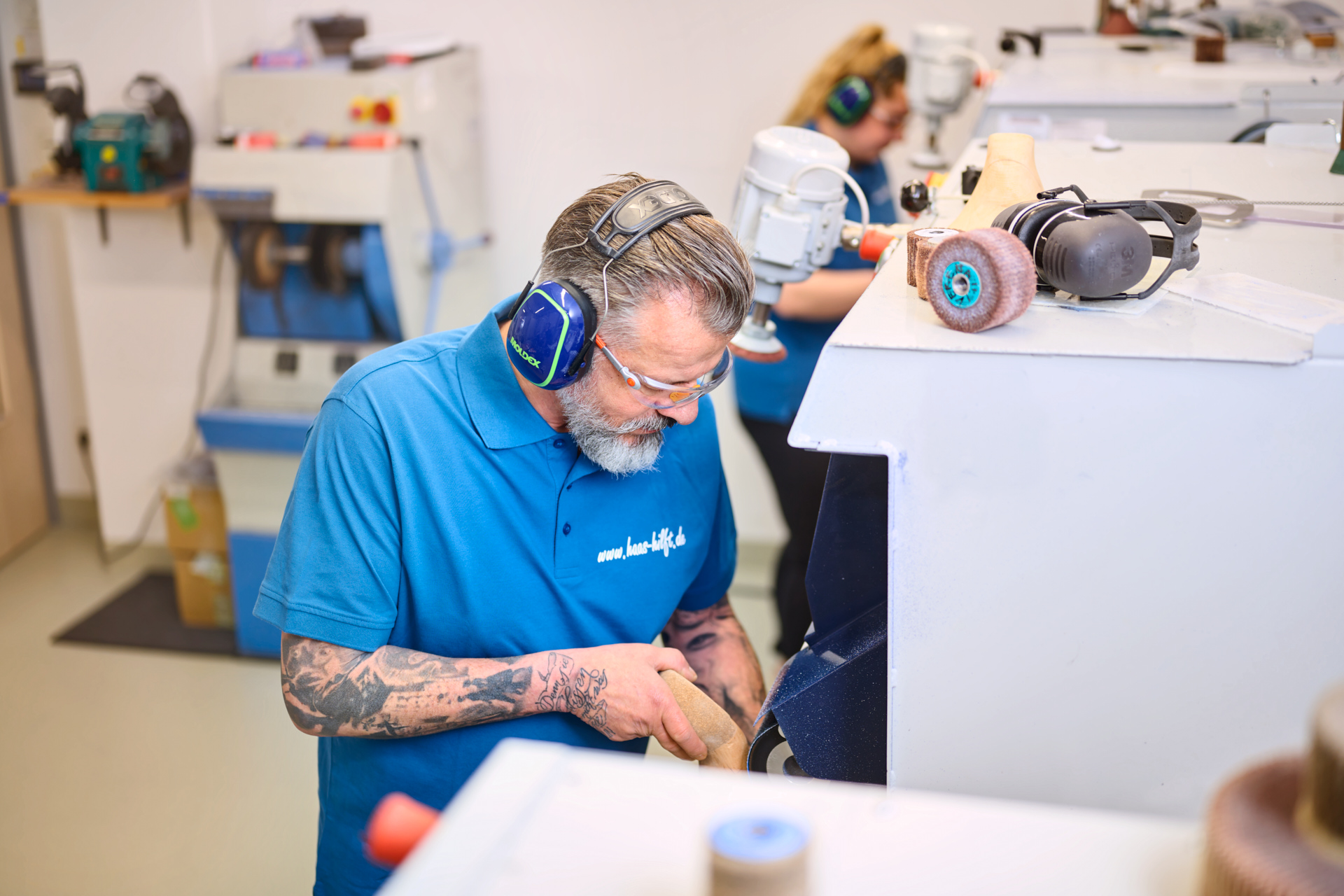 Orthotechniker arbeitet an Hilfsmittel