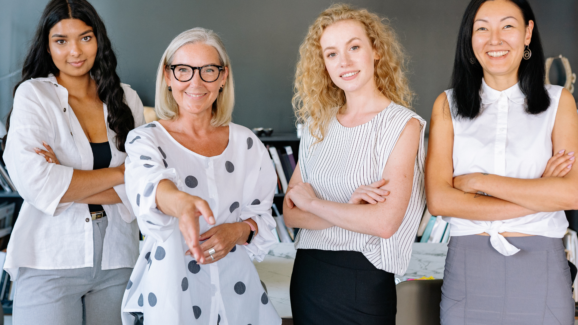 Frauen aus dem Sana Frauennetzwerk lächeln in die Kamera