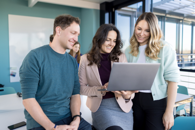 Mitarbeitende besprechen sich