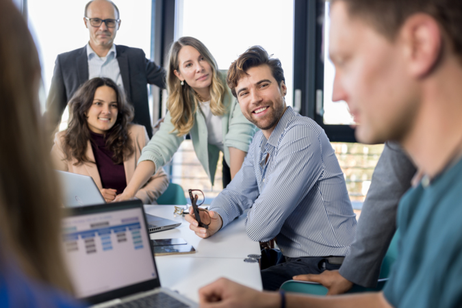 Verwaltungsmitarbeitende im Meeting